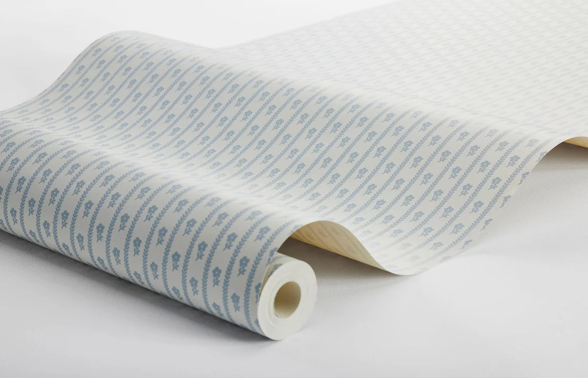 Behang in lijnen met plantaal motief LILLA LYCKAN wit met blauw