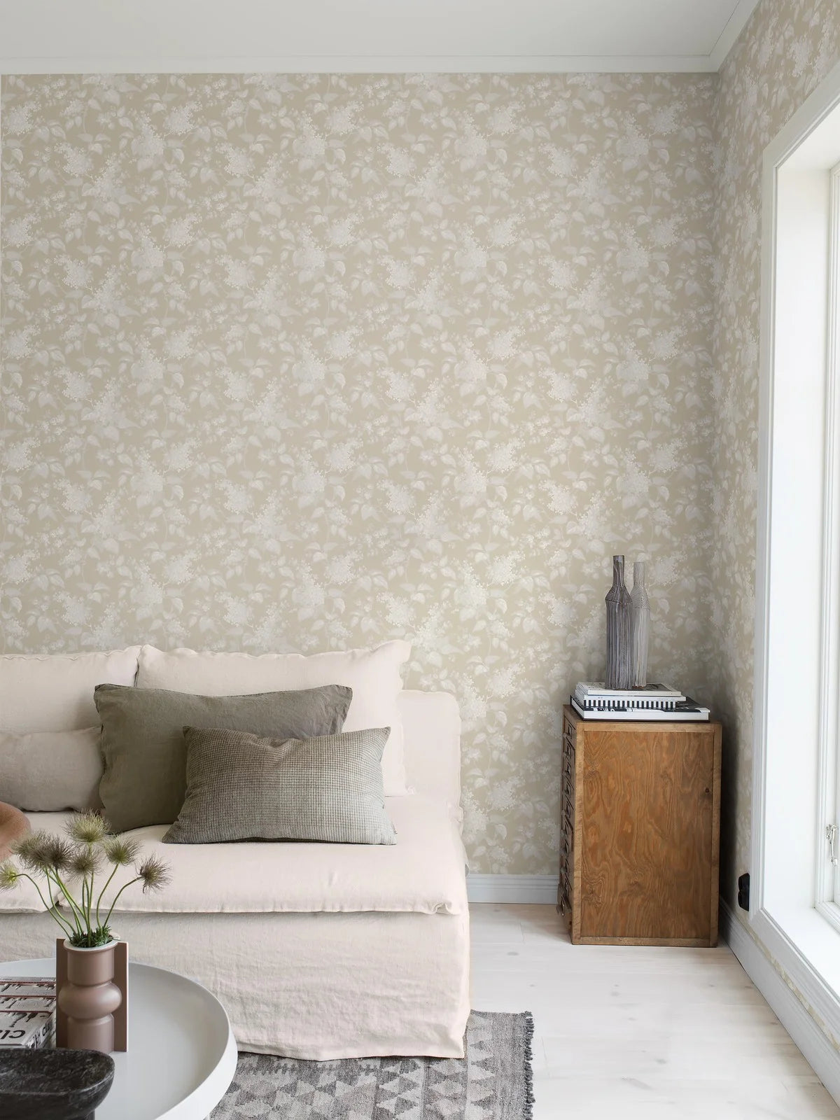 Tapete mit pflanzlichem Blumenmotiv SYREN beige mit Weiß