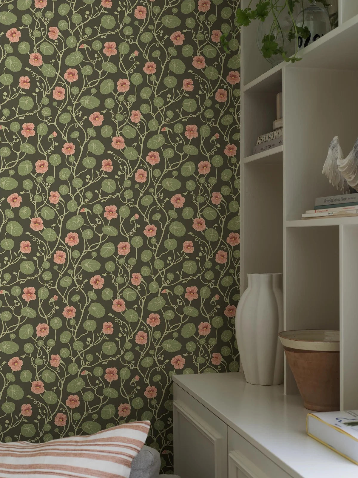 Behang met plantmotief in bloemen KRASSE donkerbruin met groen