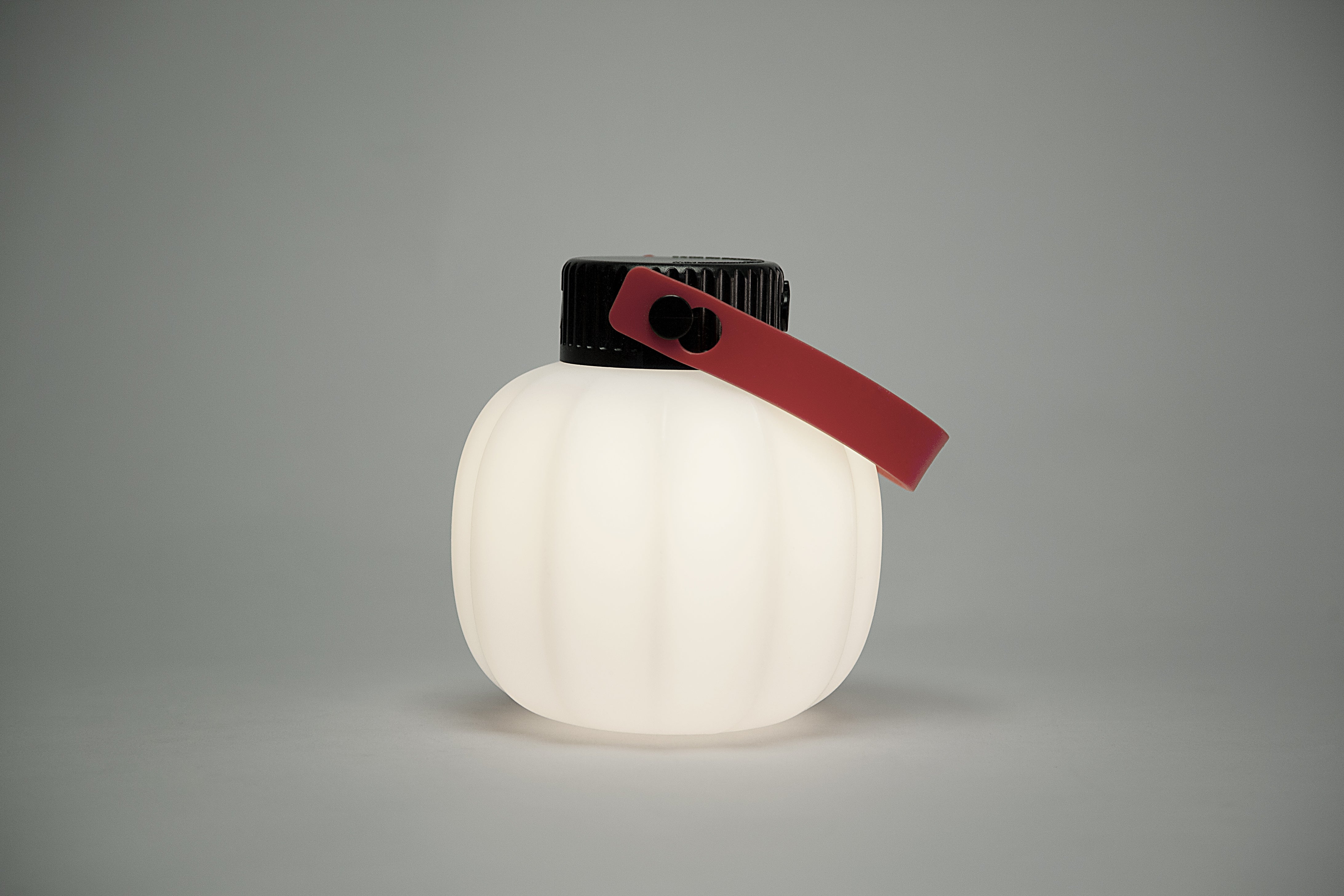 Draagbare buitenlamp KIKI wit met siliconen handvat