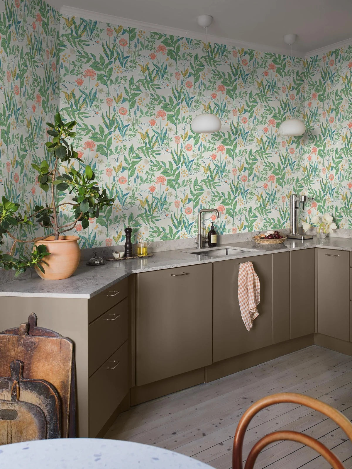 Behang met een plantenmotief van bloemen LENTE TUIN wit met groen