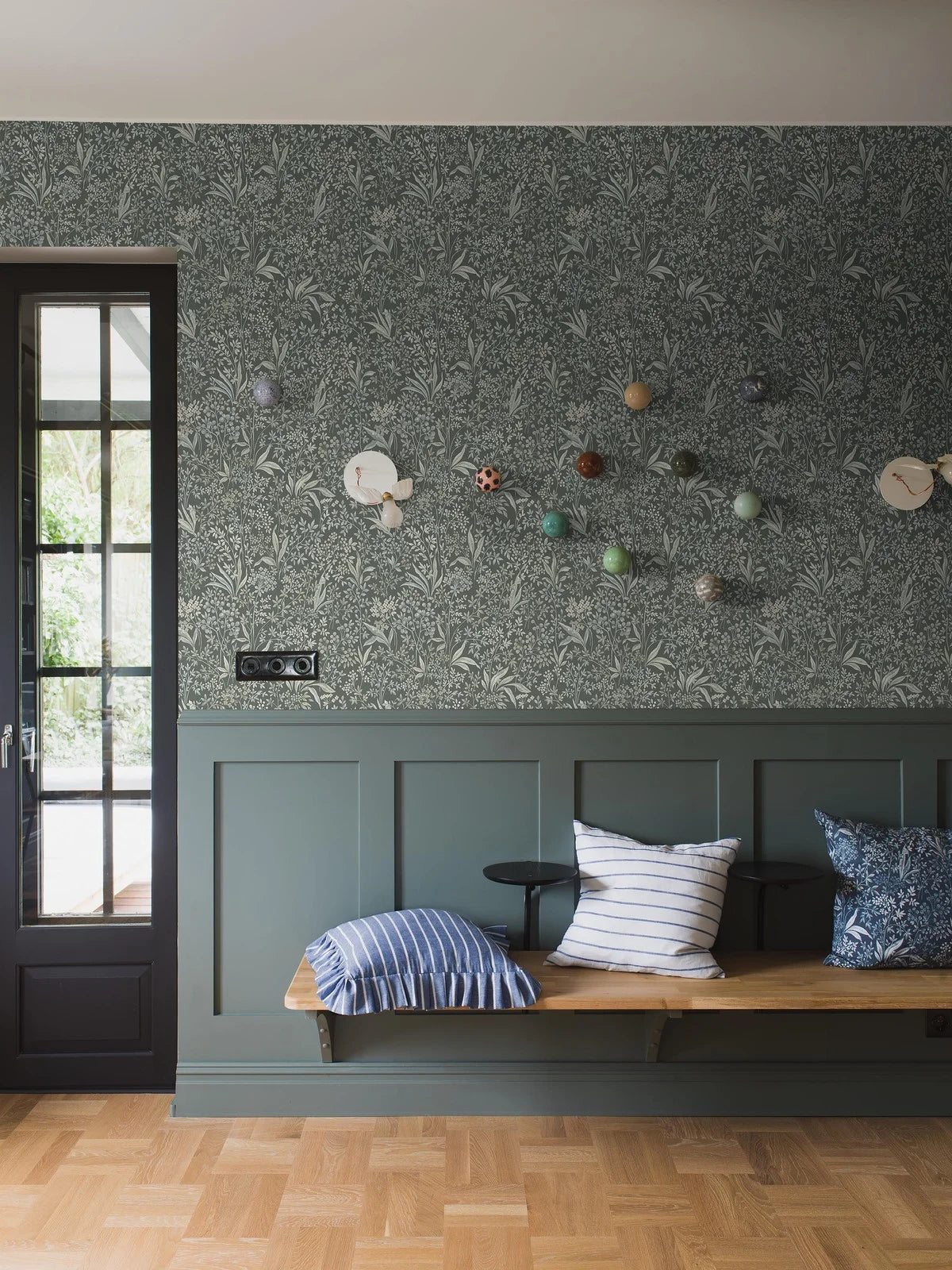 Non-woven paper wallpaper with a botanical pattern NOCTURNE green