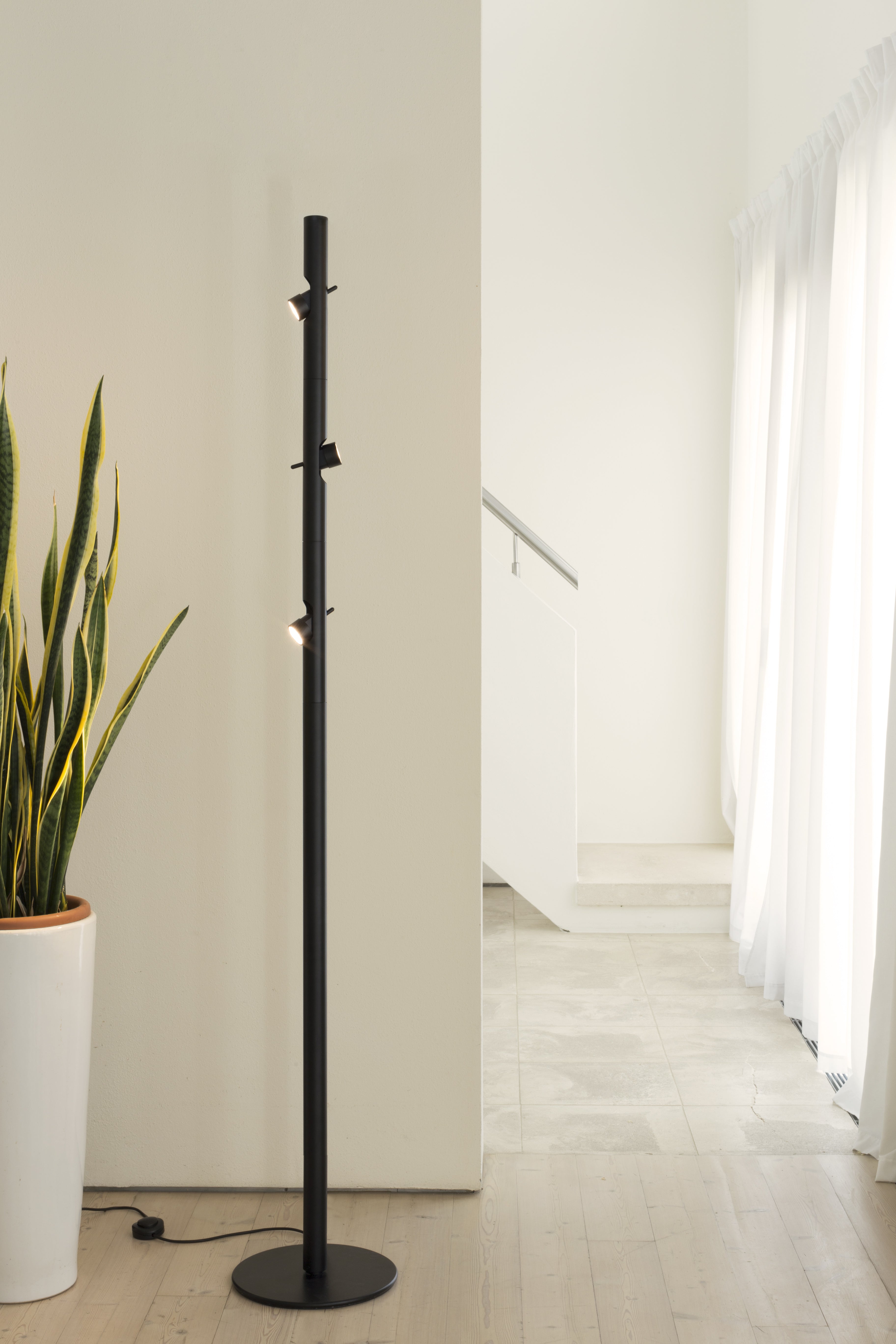 Lampa podłogowa 3-punktowa CALABRONE czarny