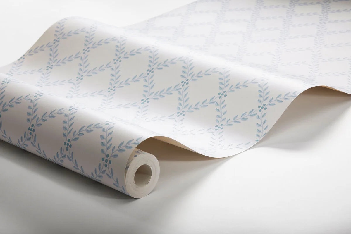 Behang met geometrisch plantaal bladpatroon TRELLIS LEAVES crème met blauw