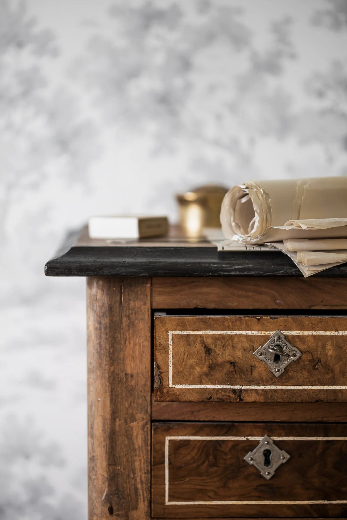 Vlies-Tapete mit pflanzlichem Muster COUNTRYSIDE MORNING weiß mit grau