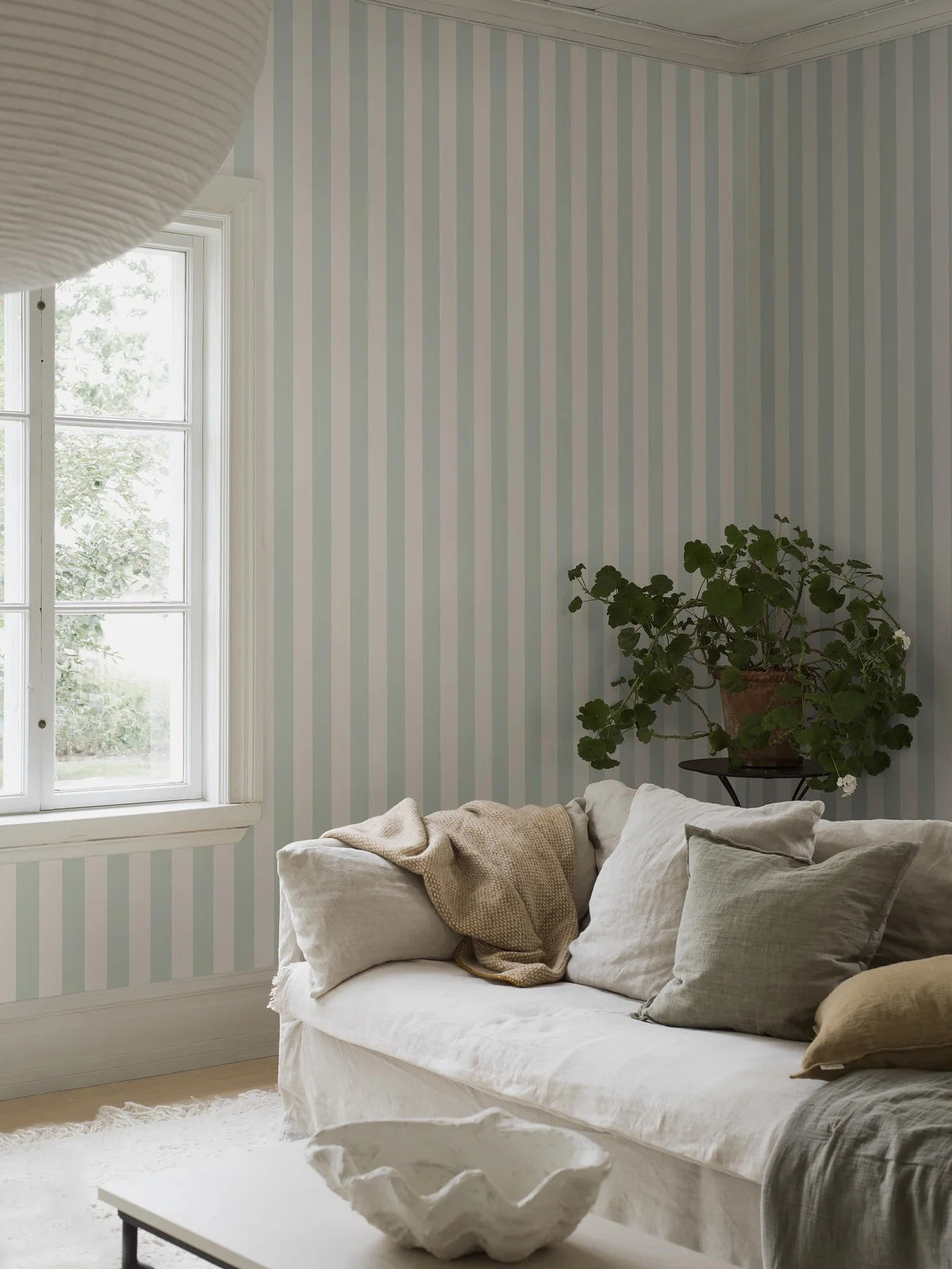 Vliesbehang papier gestreept FALSTERBO STRIPE wit met groen