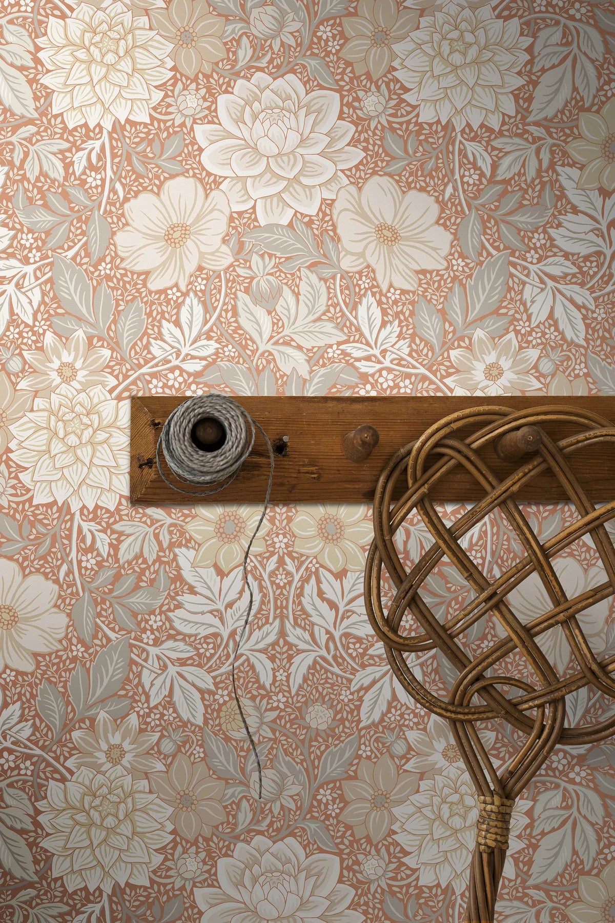 Vliesbehang van papier met een plantaardig patroon DAHLIA GARDEN terracotta met warm wit