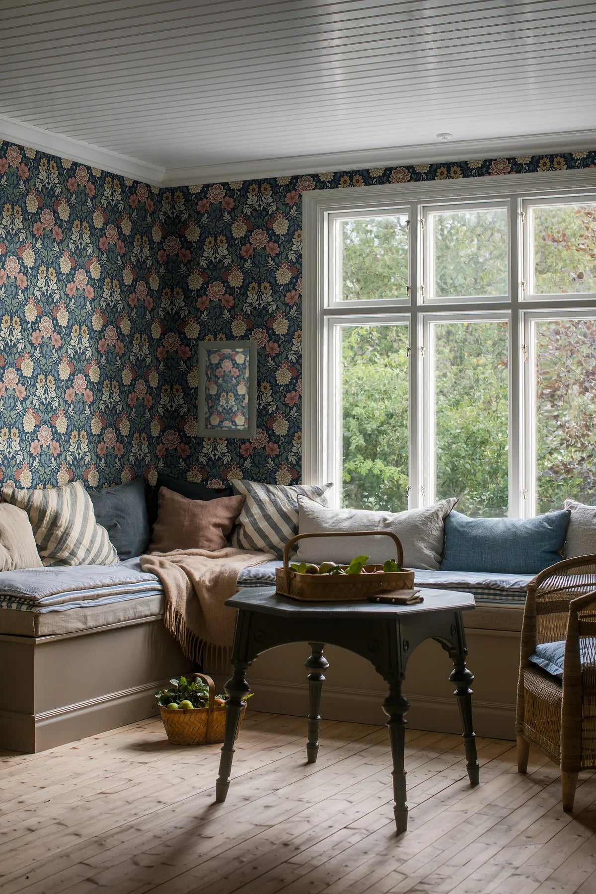 Vlies-Tapete mit Pflanzenmuster DAHLIA GARDEN dunkelblau mit beige und rosa