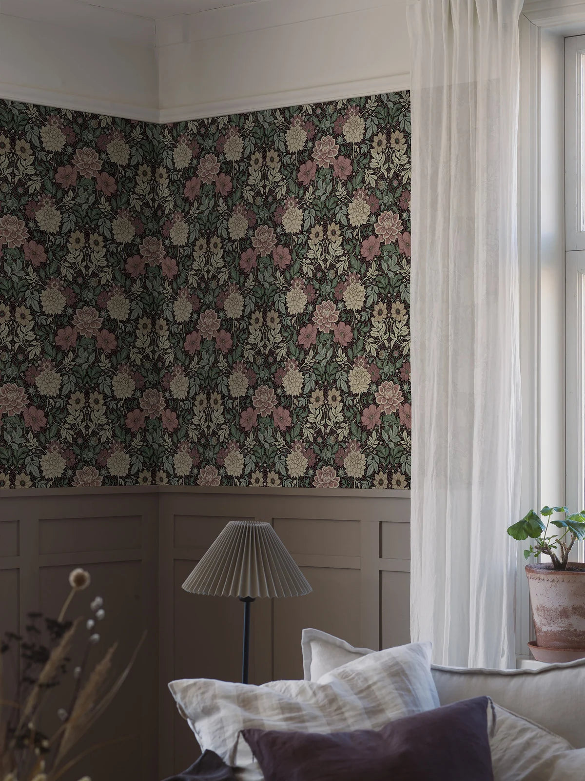 Vlies-Tapete mit Pflanzenmuster DAHLIA GARDEN in schmutzigem Rosa mit Grün