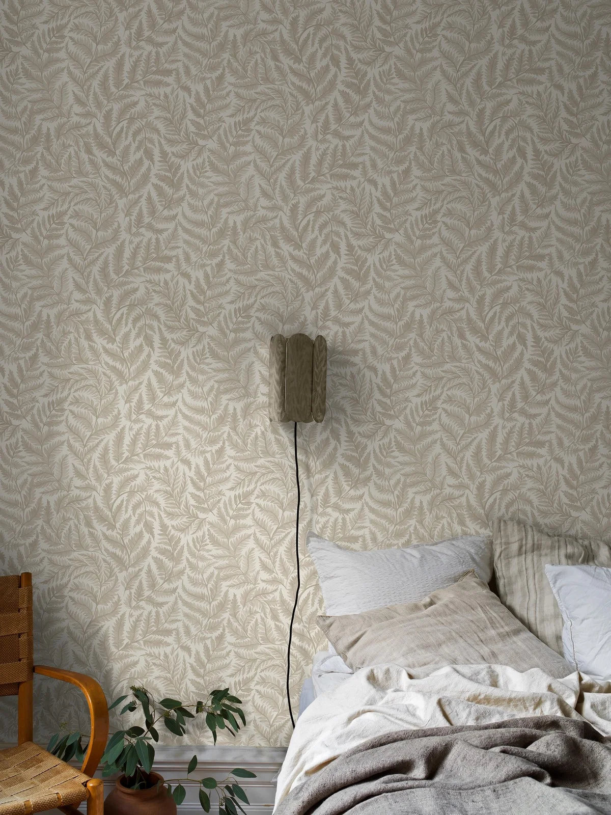 Papieren vliesbehang met plantenmotief FERNS crème met beige