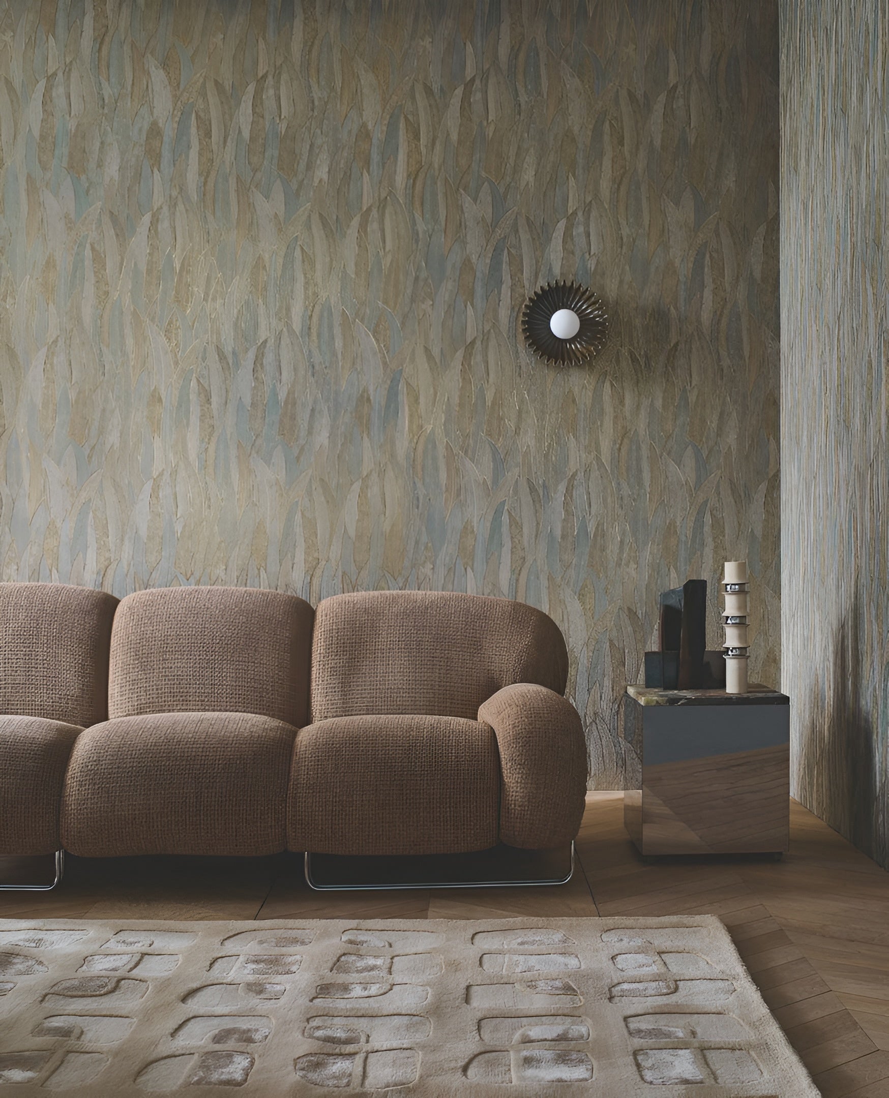 Metalen behang met een plantmotief van eucalyptusbladeren CINEREA - IVOIRE/DORÉ ivoor met goud