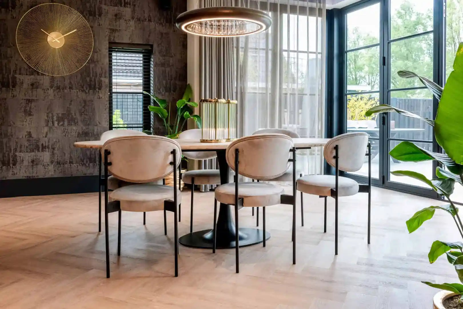 Ovaler Tisch HAMPTON Travertin mit schwarzem Gestell