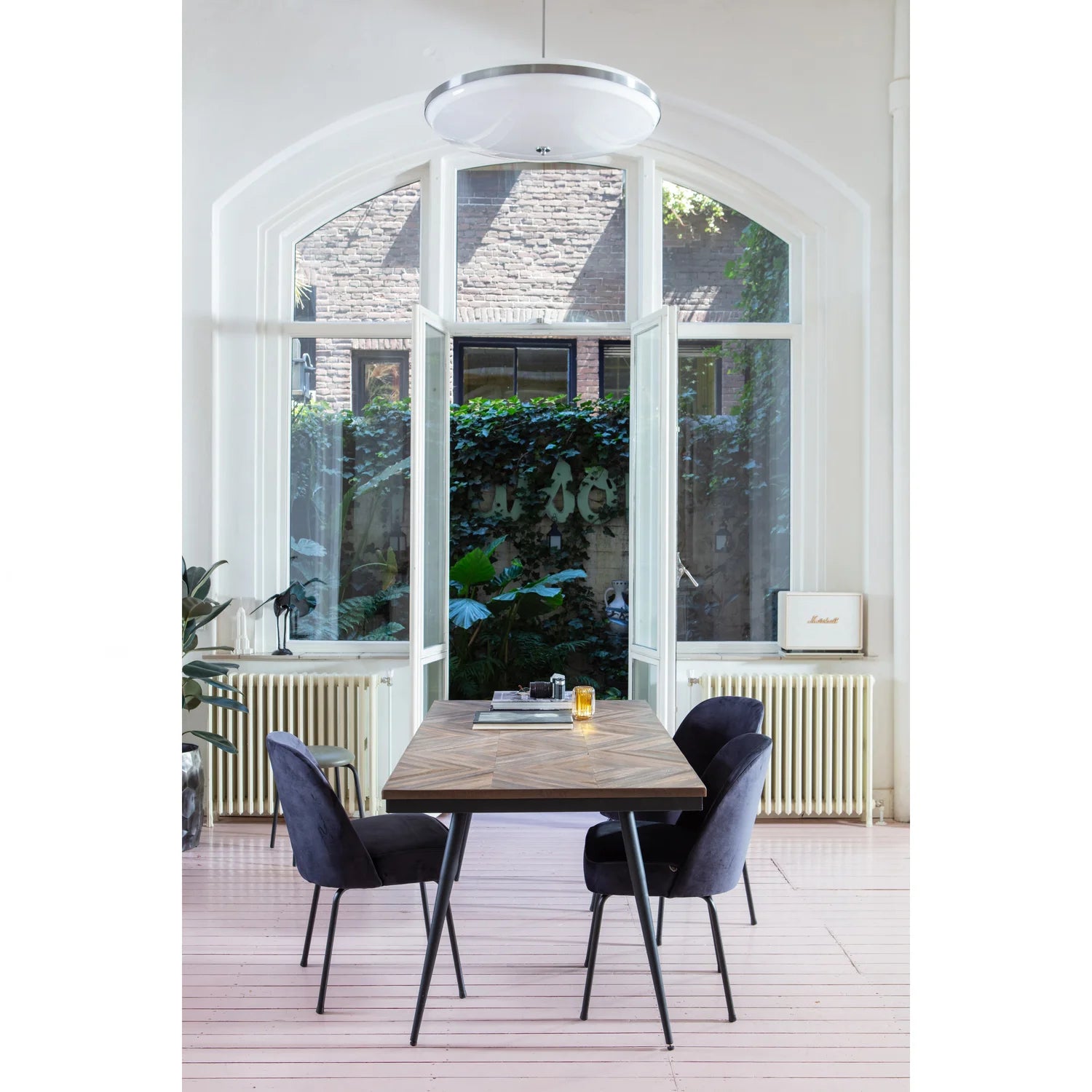 RHOMBIC tafel van teakhout met een zwarte metalen basis