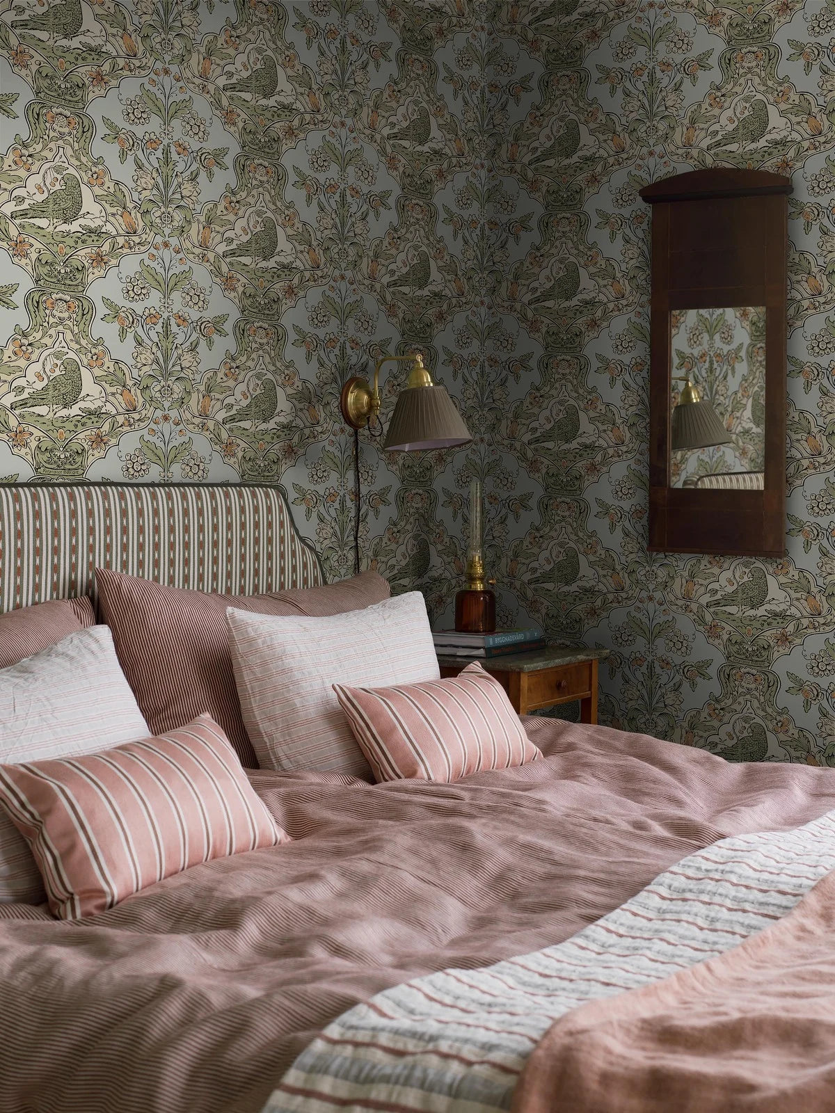 Vlies-Tapete mit pflanzlichem Muster SKENNINGE blau mit grün