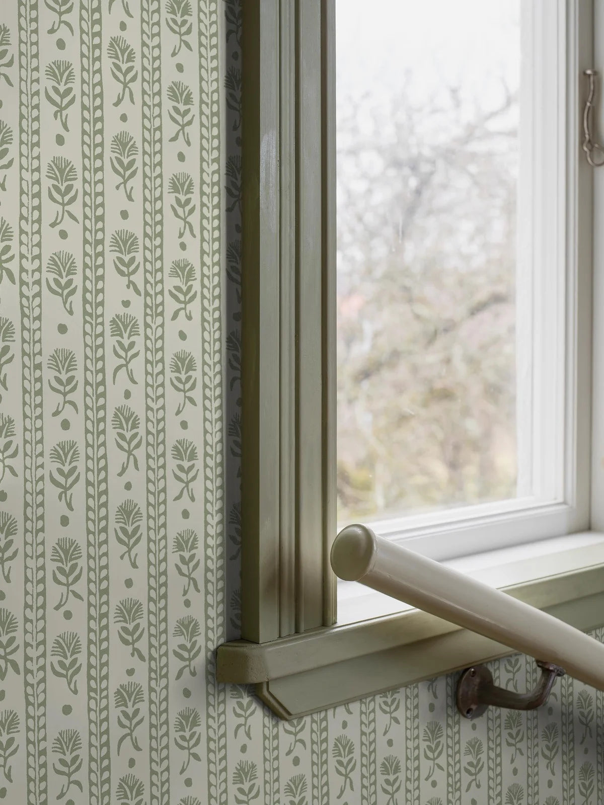Vliesbehang met plantaal patroon NEJKILERAND groen met wit