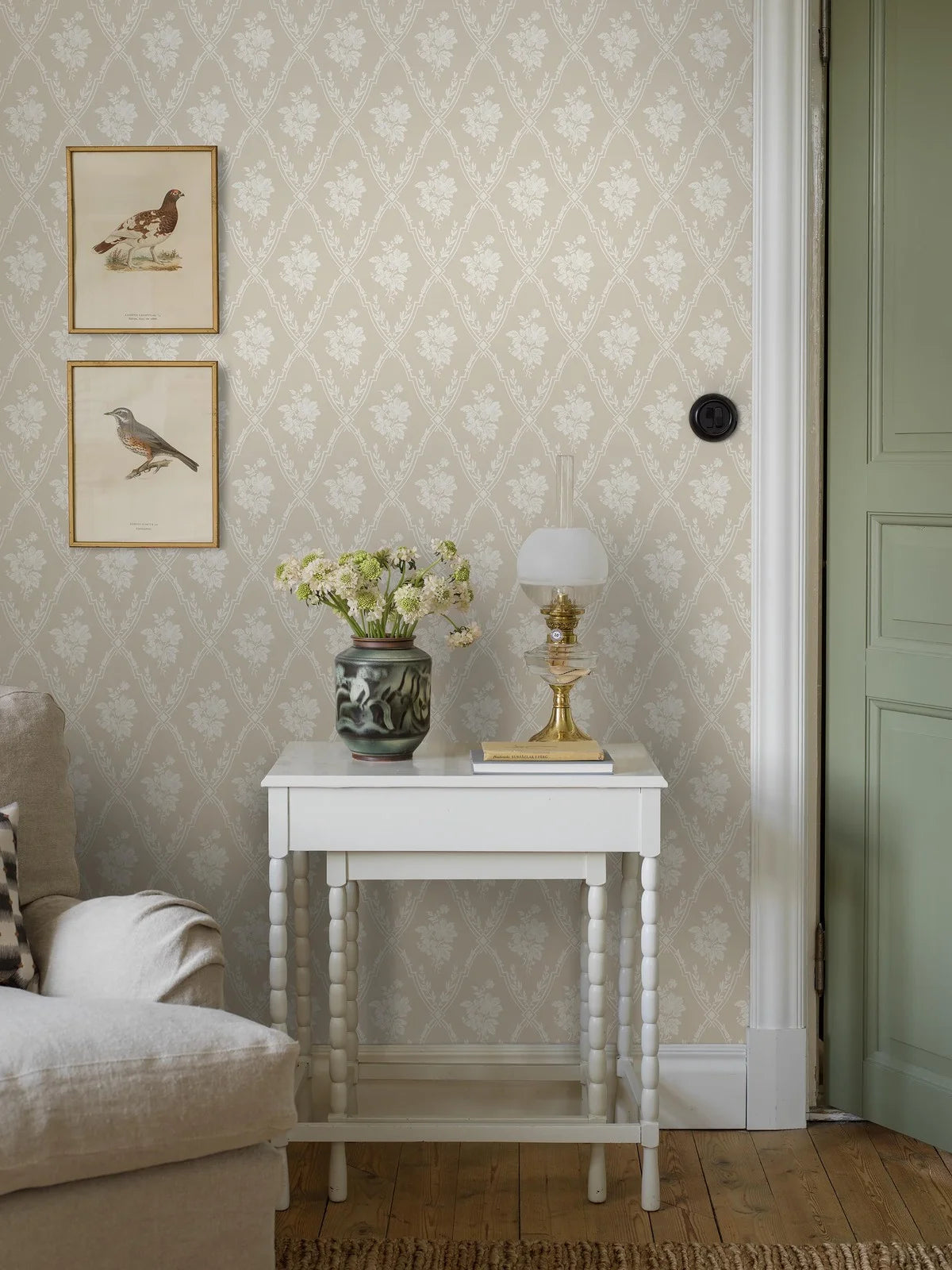 Non-woven paper wallpaper with a botanical pattern VÄSTIGÅRN beige