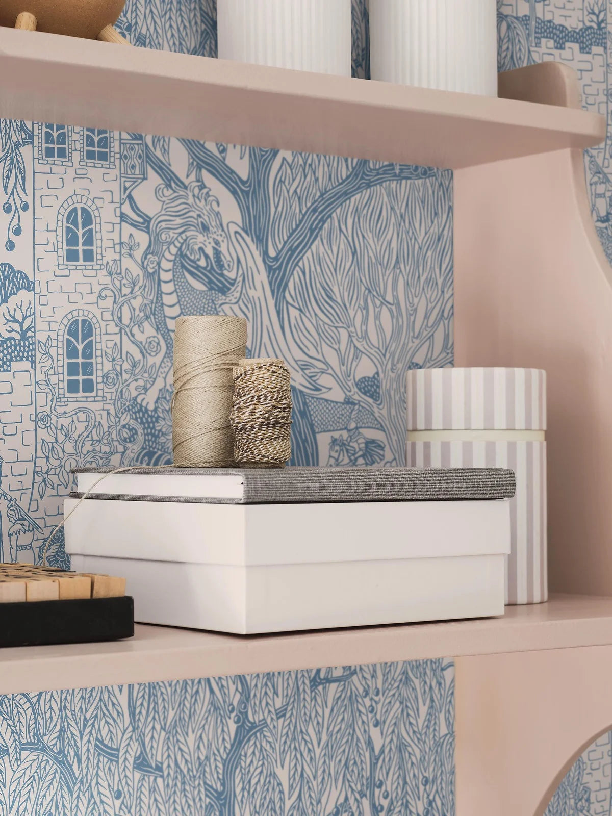 Kinderbehang met het sprookjesmotief KONINKRIJK VAN DE WEIDE blauw