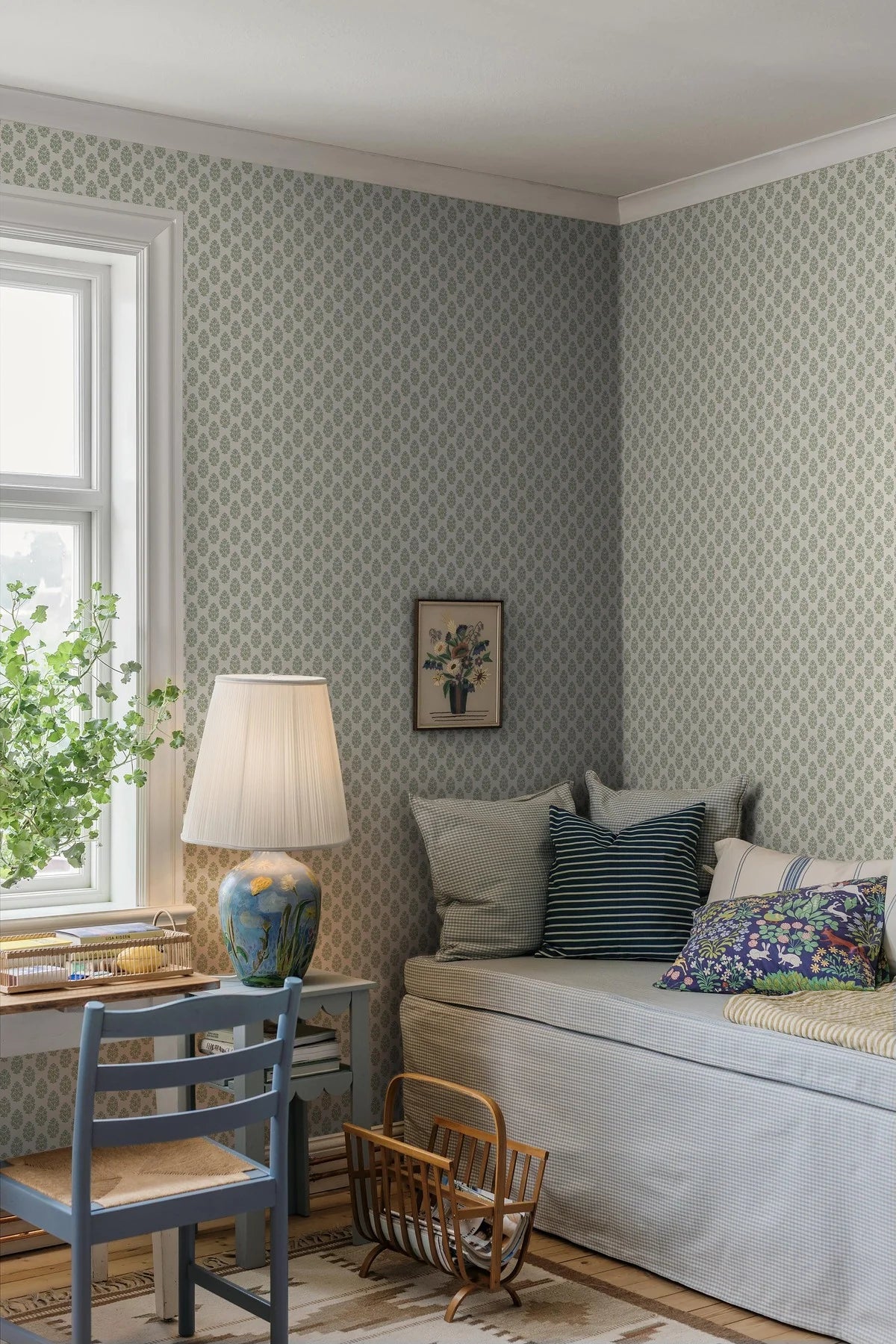 Behang met plantaal bloemenmotief SIBYLLA crème met blauw