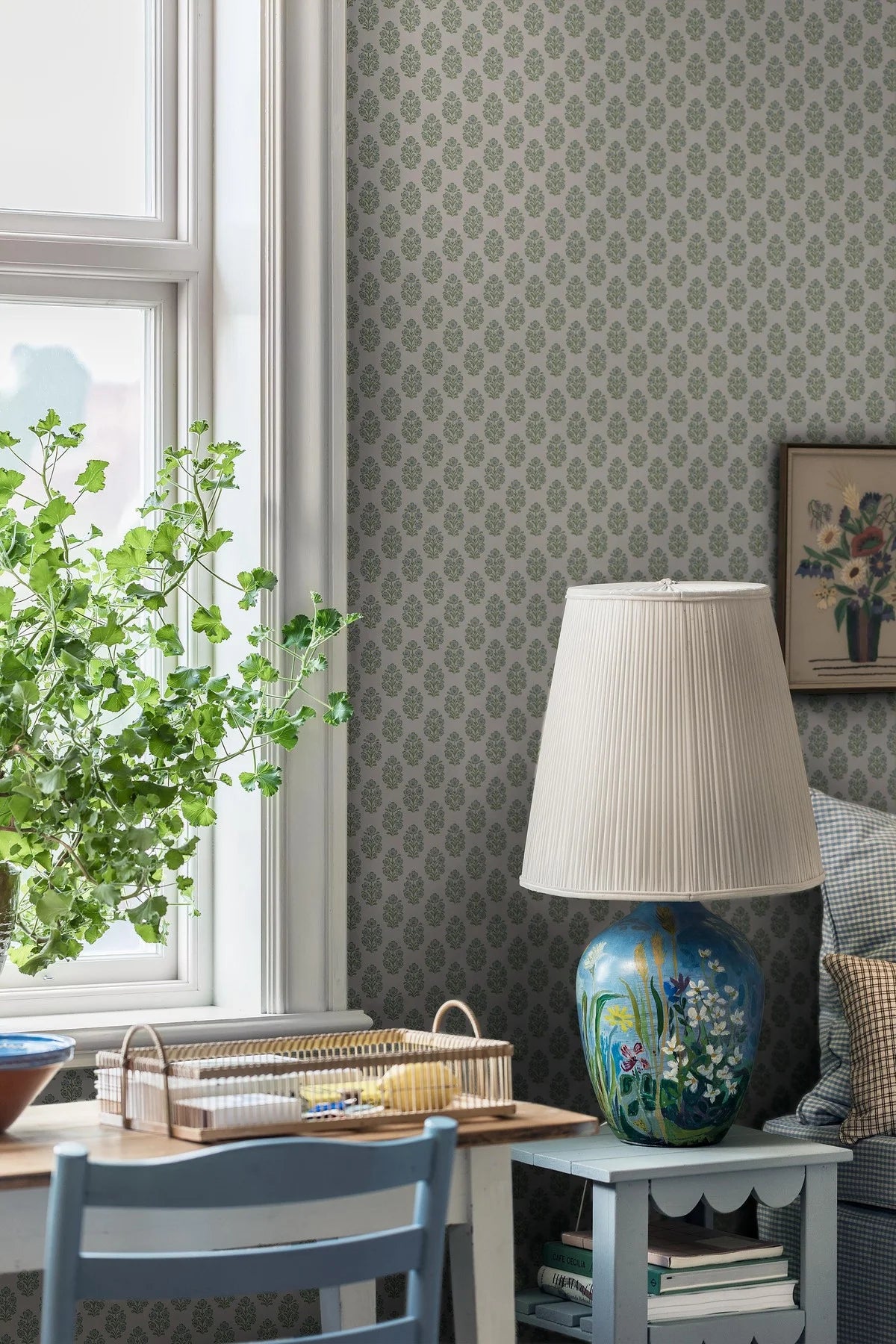 Behang met plantaal bloemenmotief SIBYLLA crème met blauw