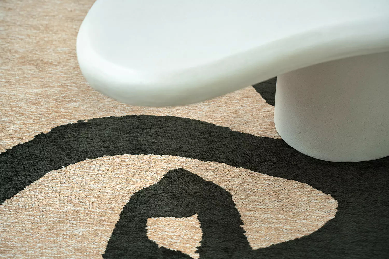 Witte ovale RIBBON tapijt met marineblauwe accenten