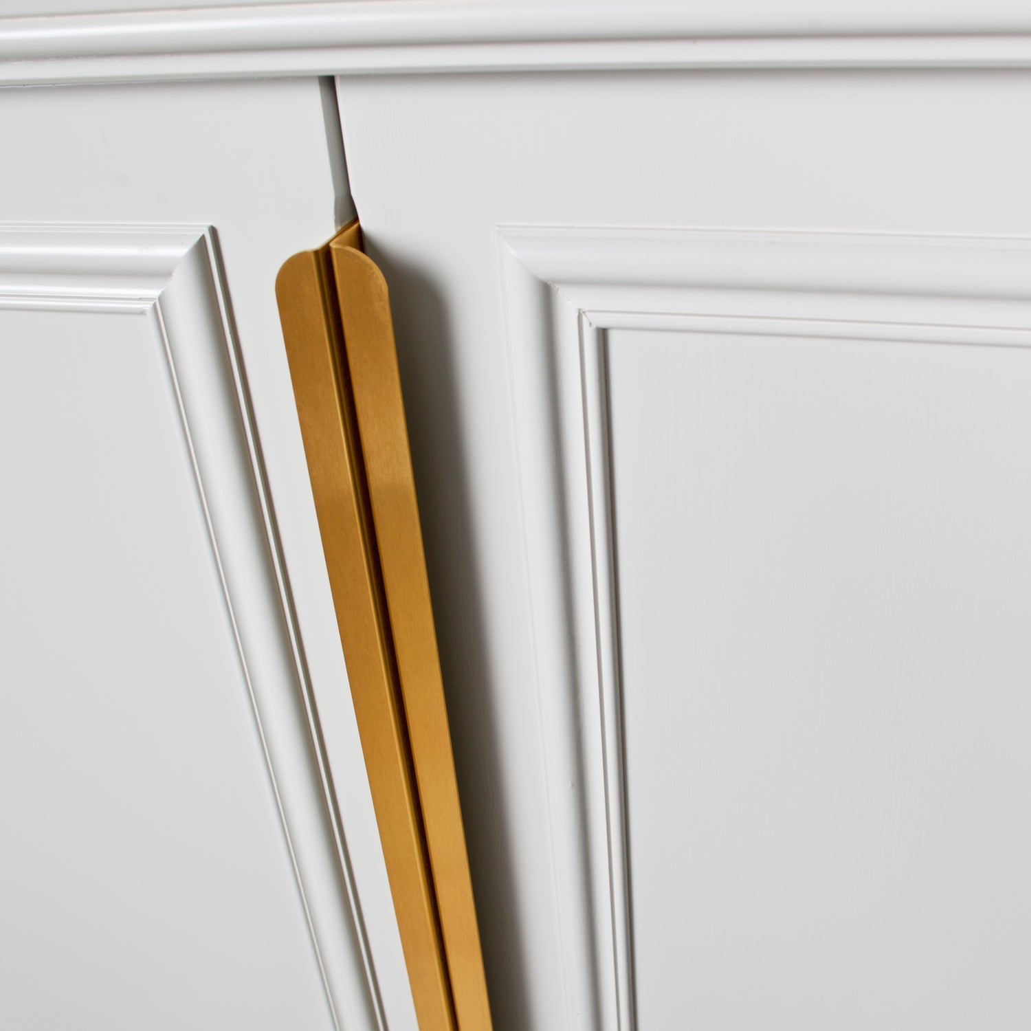 Ein hellgrauer Organizer mit altem Gold