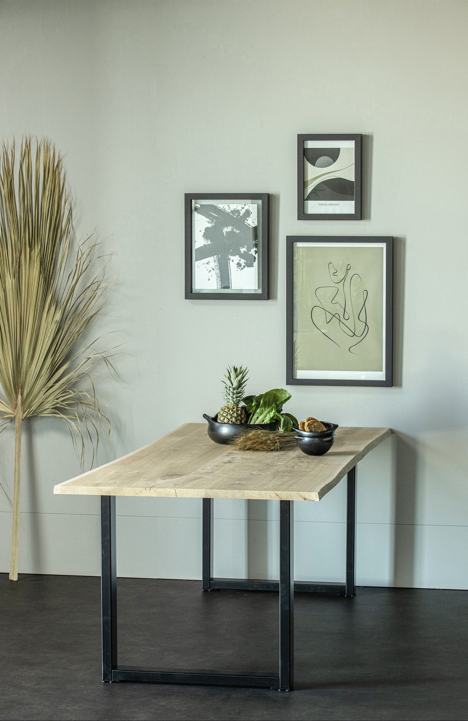TABLO TREE table with a black base in shape