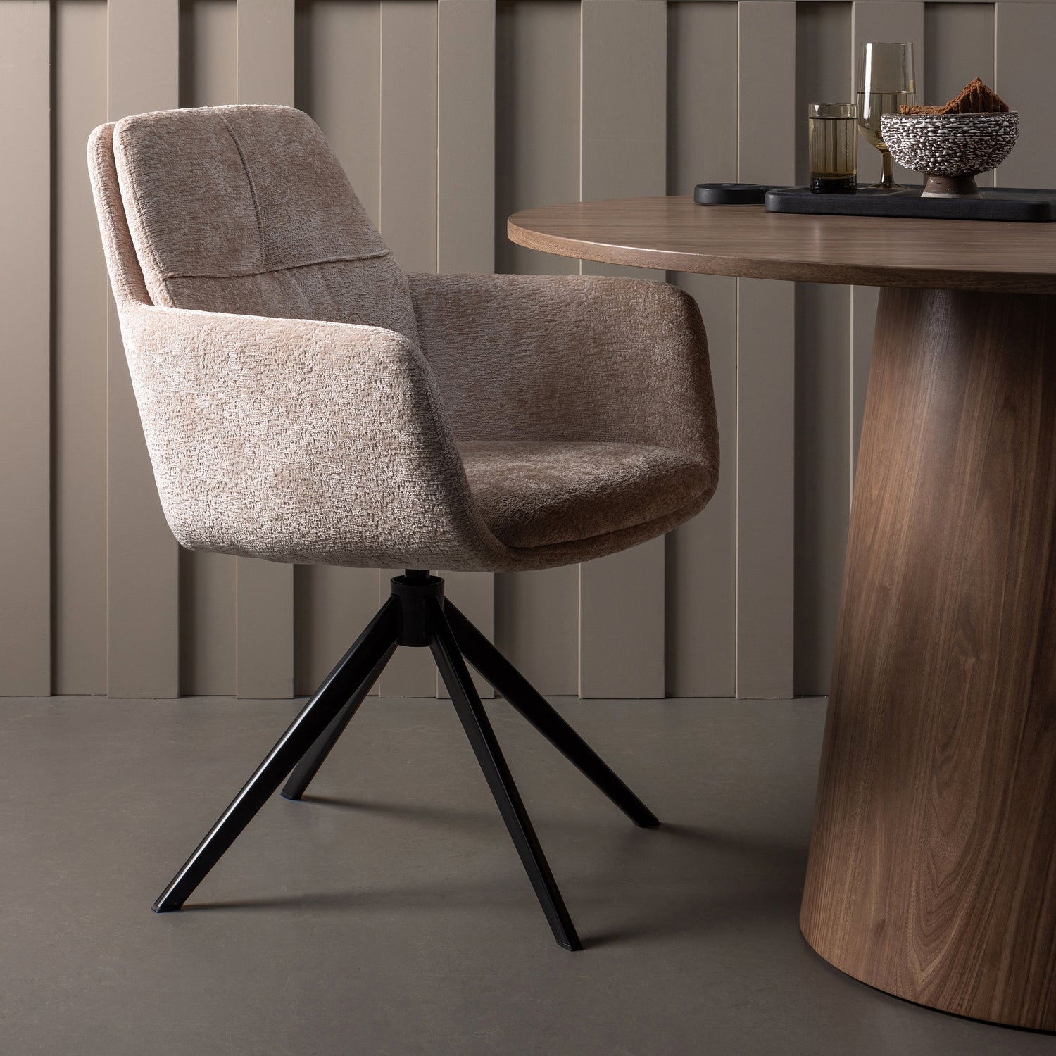 Ronde tafel MAAN notenhout