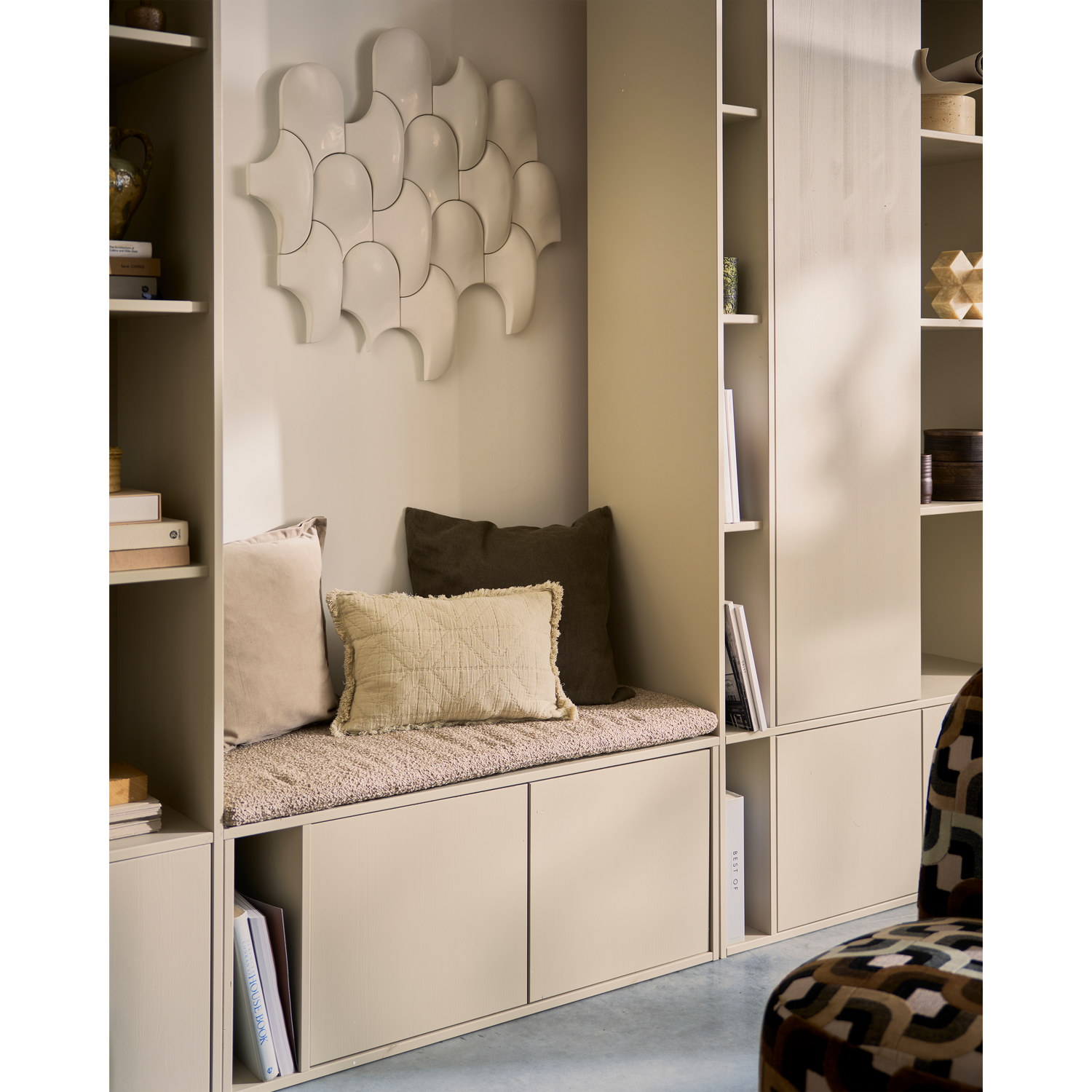 Sitzbank SETTLE mit gepolstertem Sitz in grau-beige
