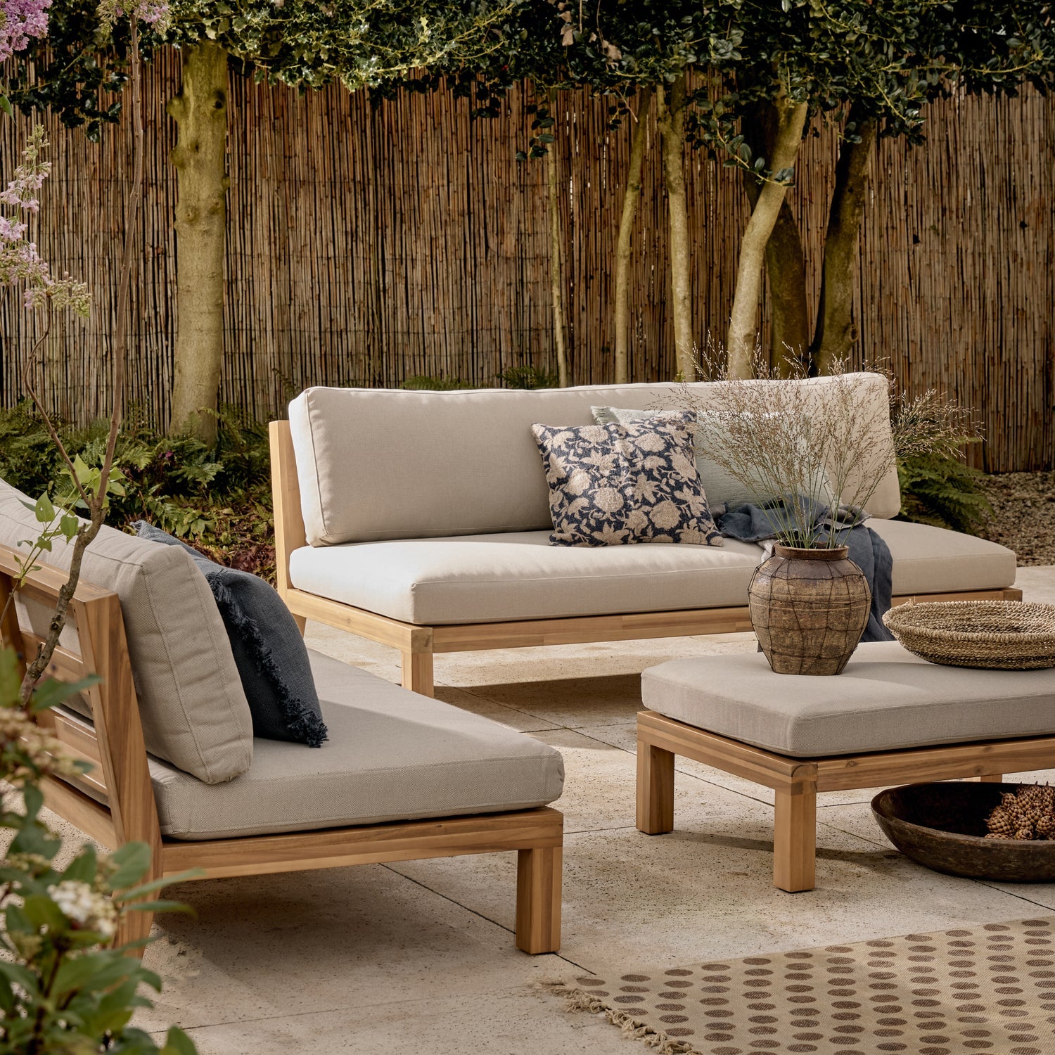 Buitenpuf RELAX beige met acaciahouten basis