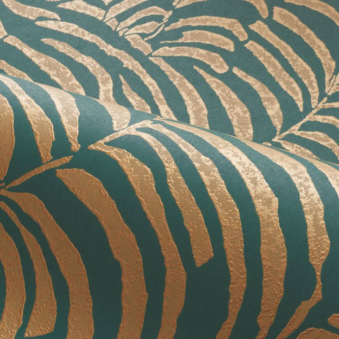 Metallic wallpaper with a fern leaf plant motif NOBILE - JASPE/DORÉ green with gold