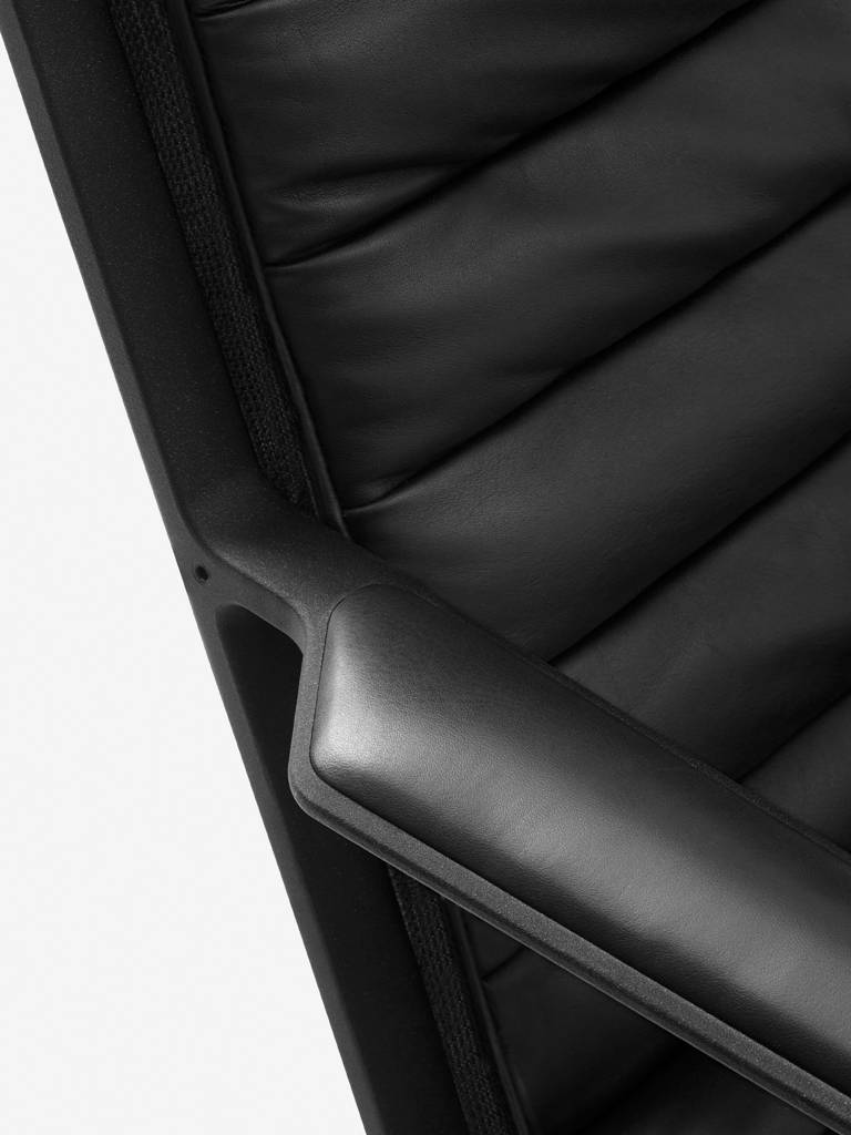 Sessel 456 schwarze Leder mit dunklem Metallgestell
