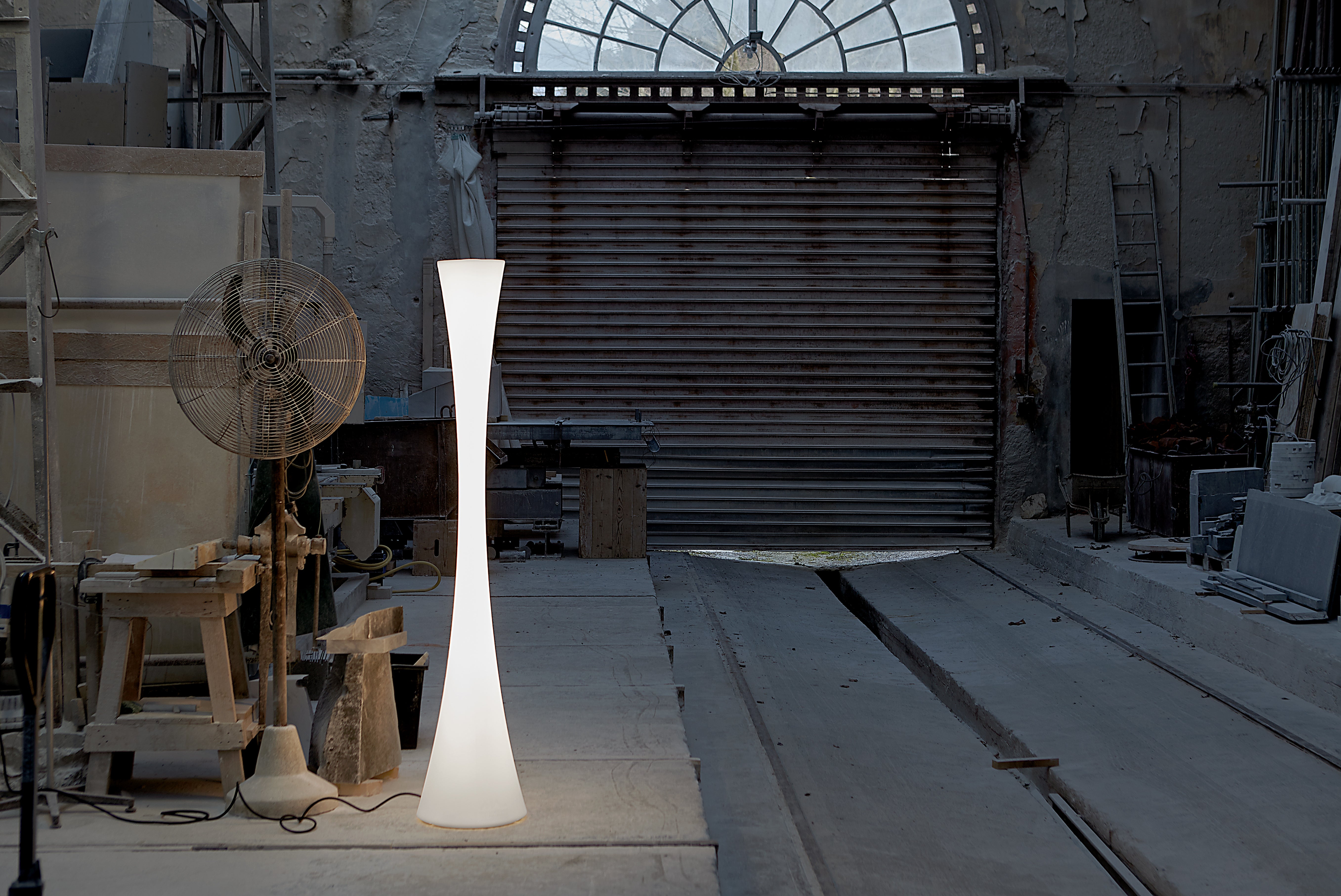 Bodenlampe BICONICA in glänzendem Weiß