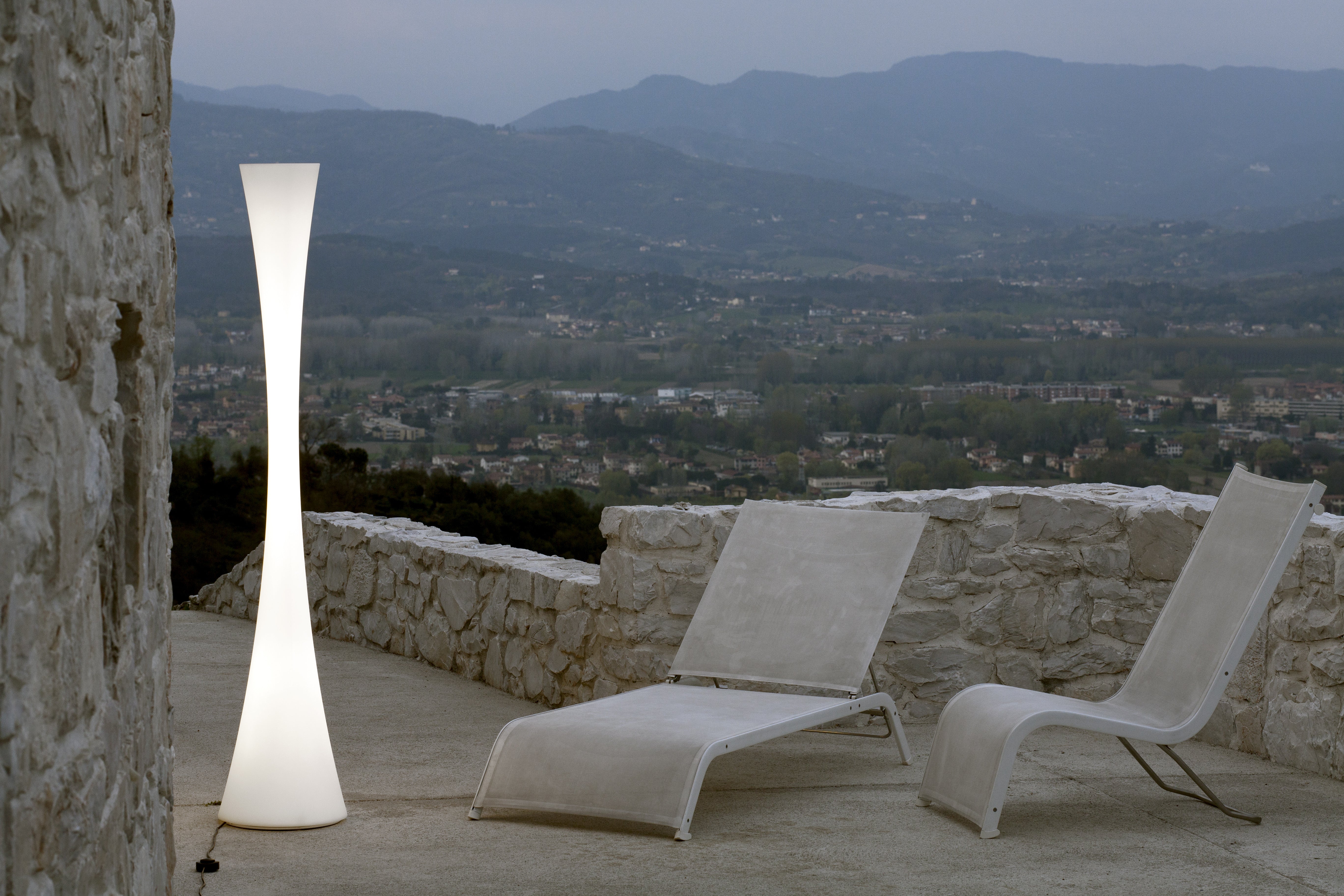 Bodenlampe BICONICA in glänzendem Weiß