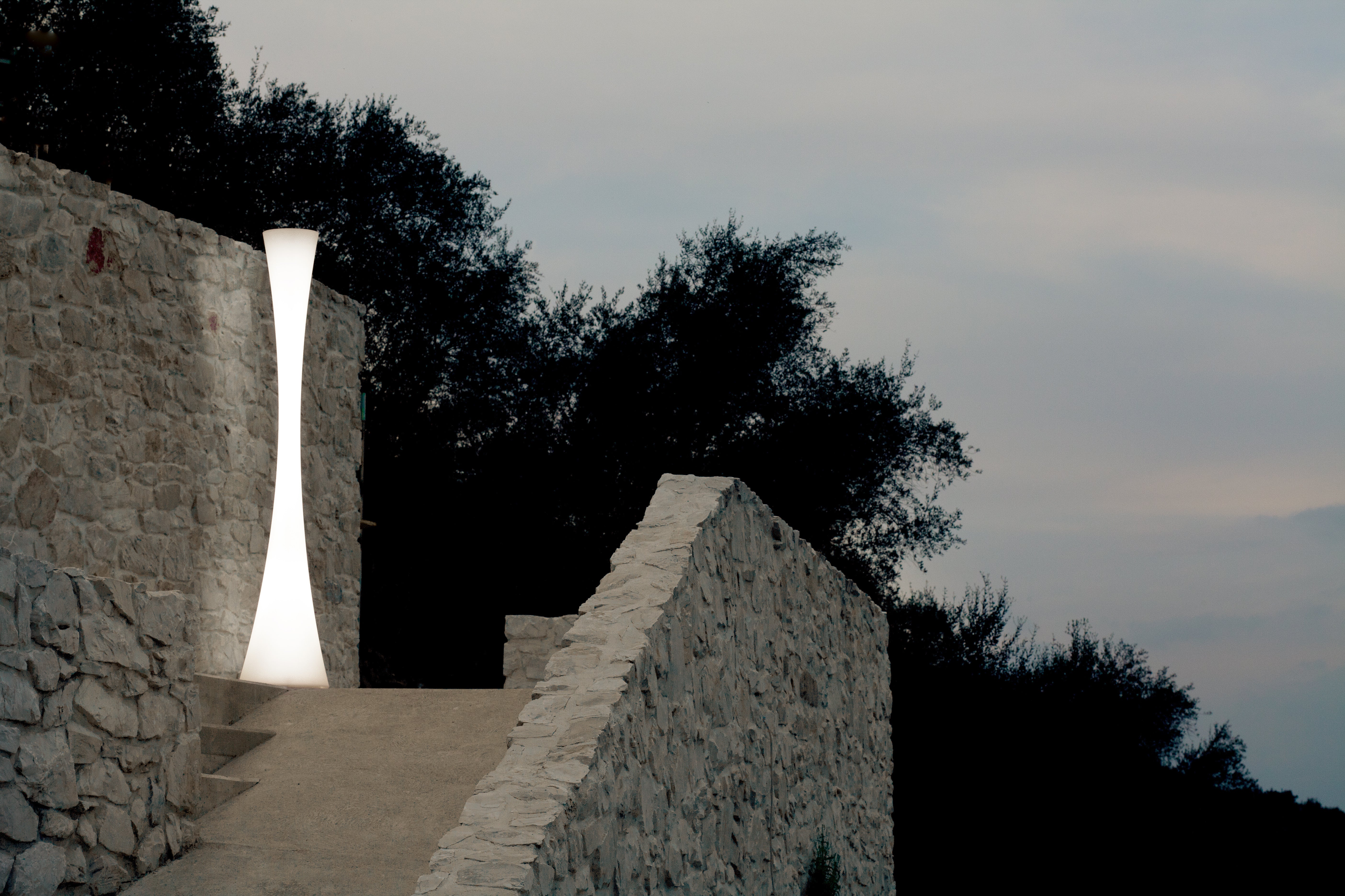 Bodenlampe BICONICA in glänzendem Weiß