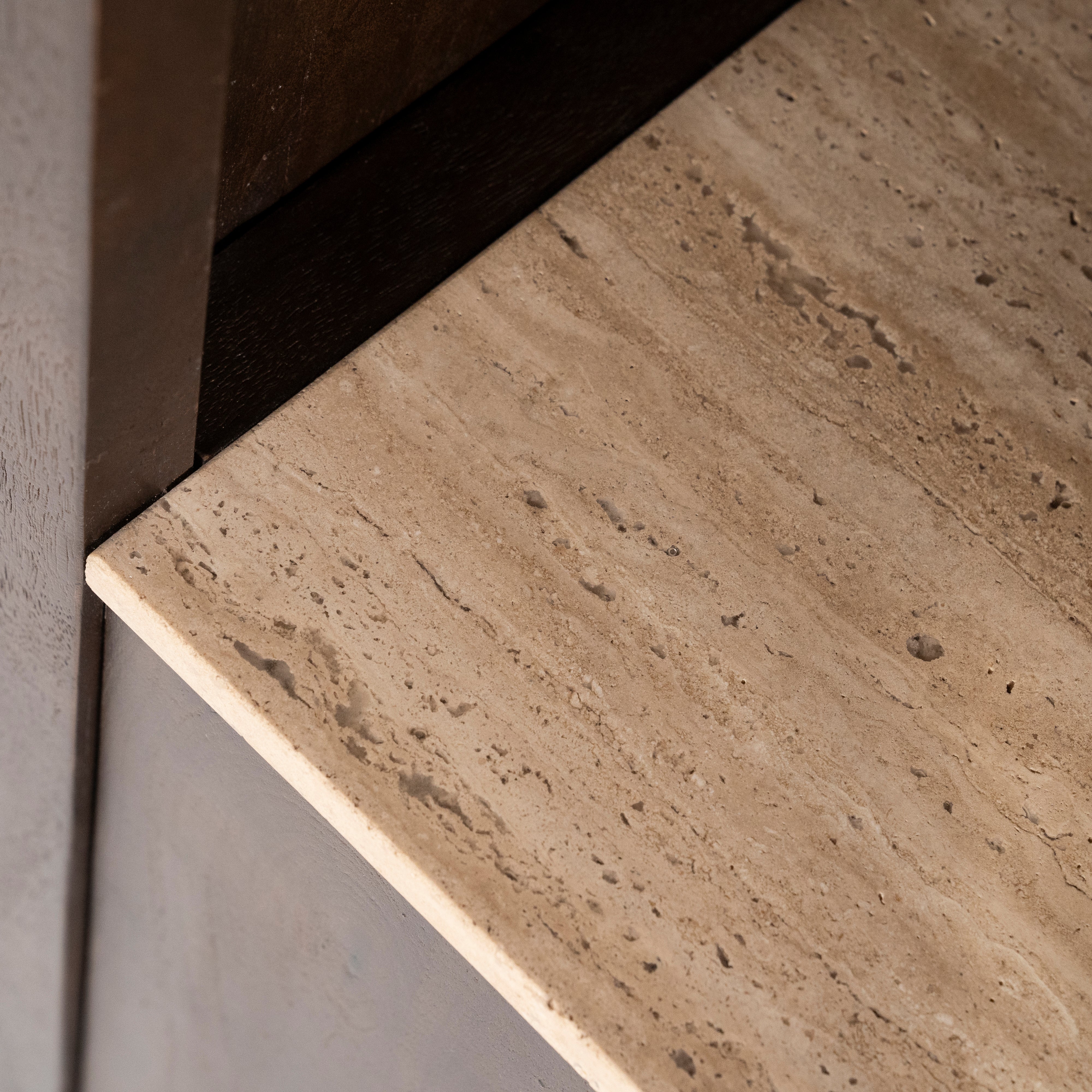 Regál LIO brązowe drewno mango z trawertynem