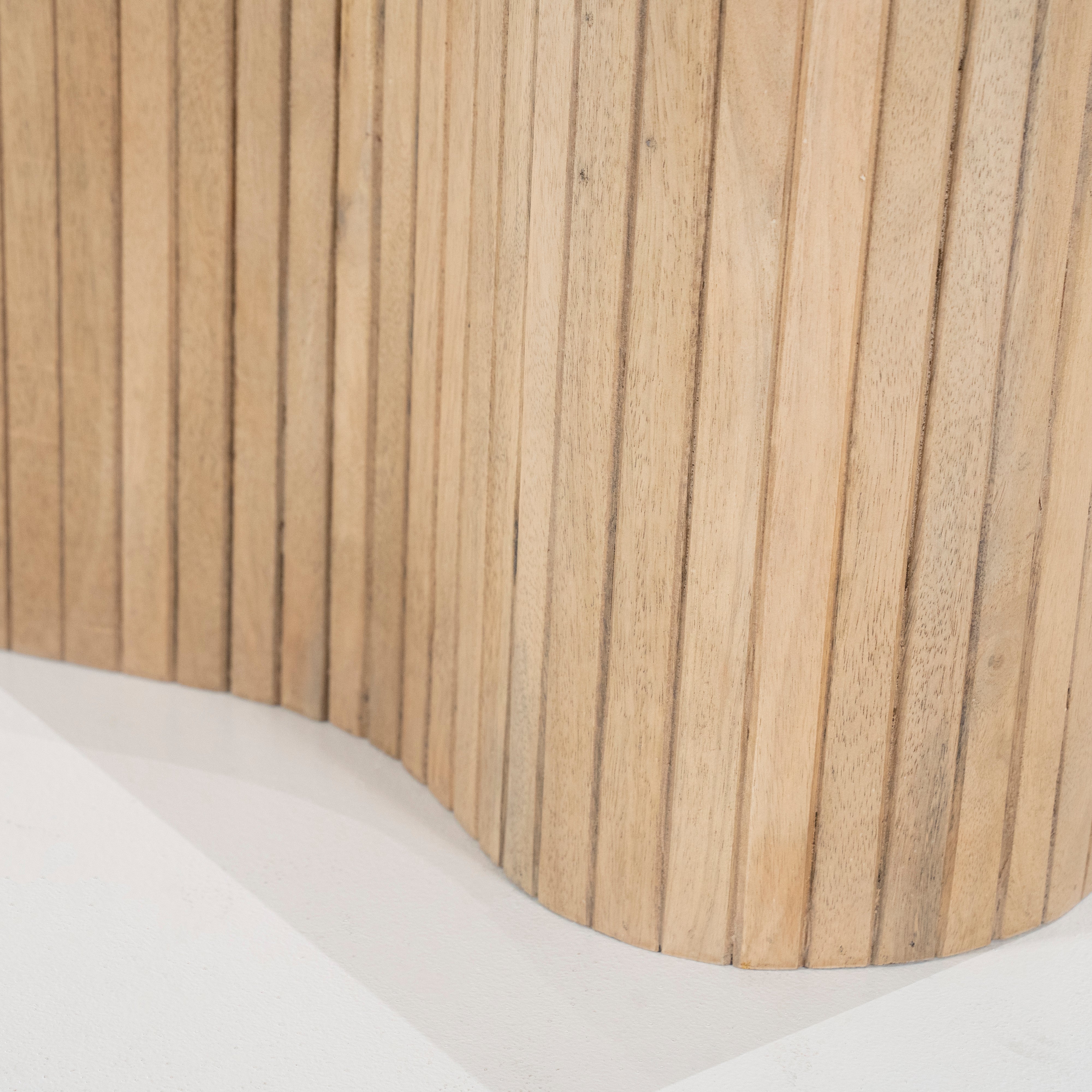 Zijtafel KIRA van mango-hout met een marmeren blad