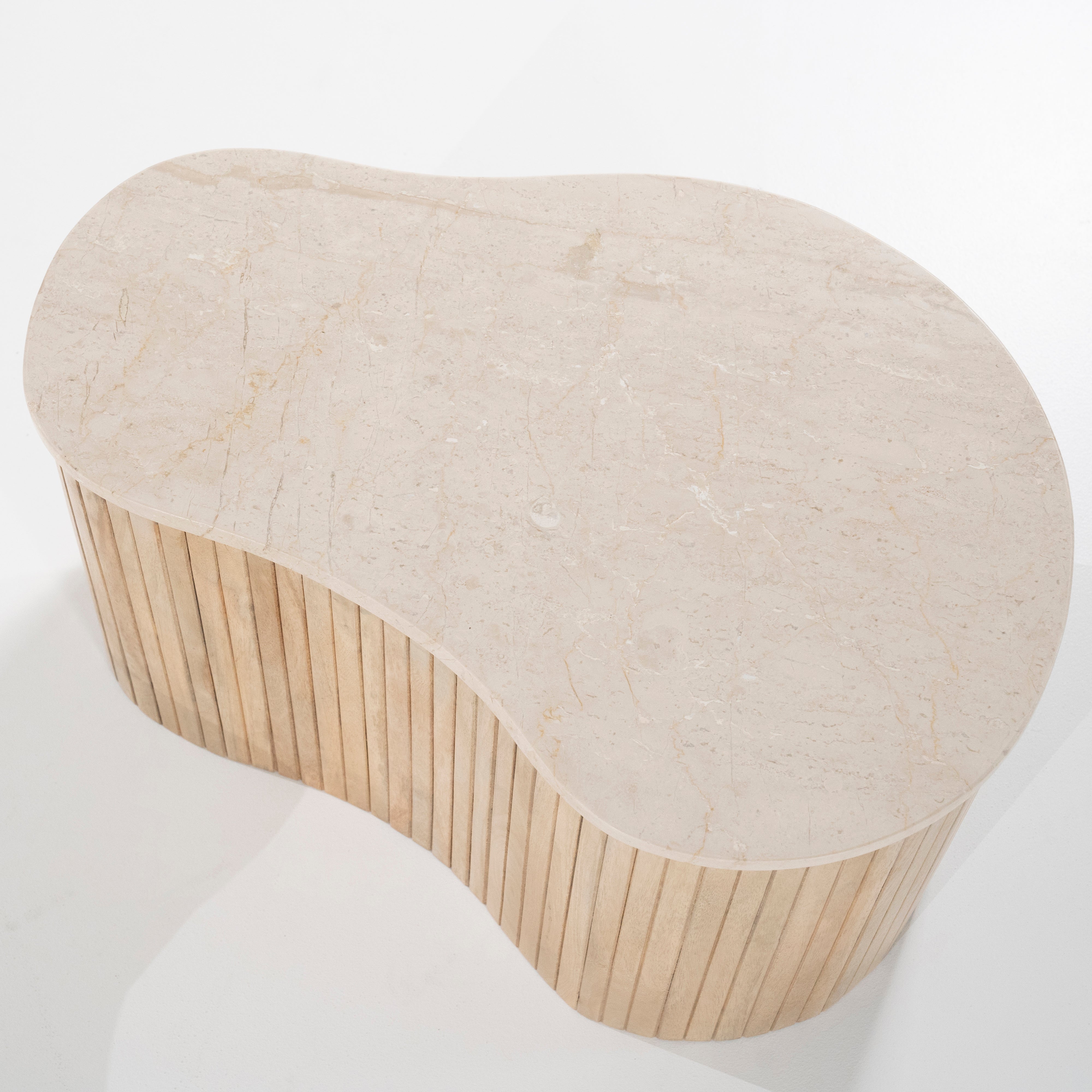 Zijtafel KIRA van mango-hout met een marmeren blad