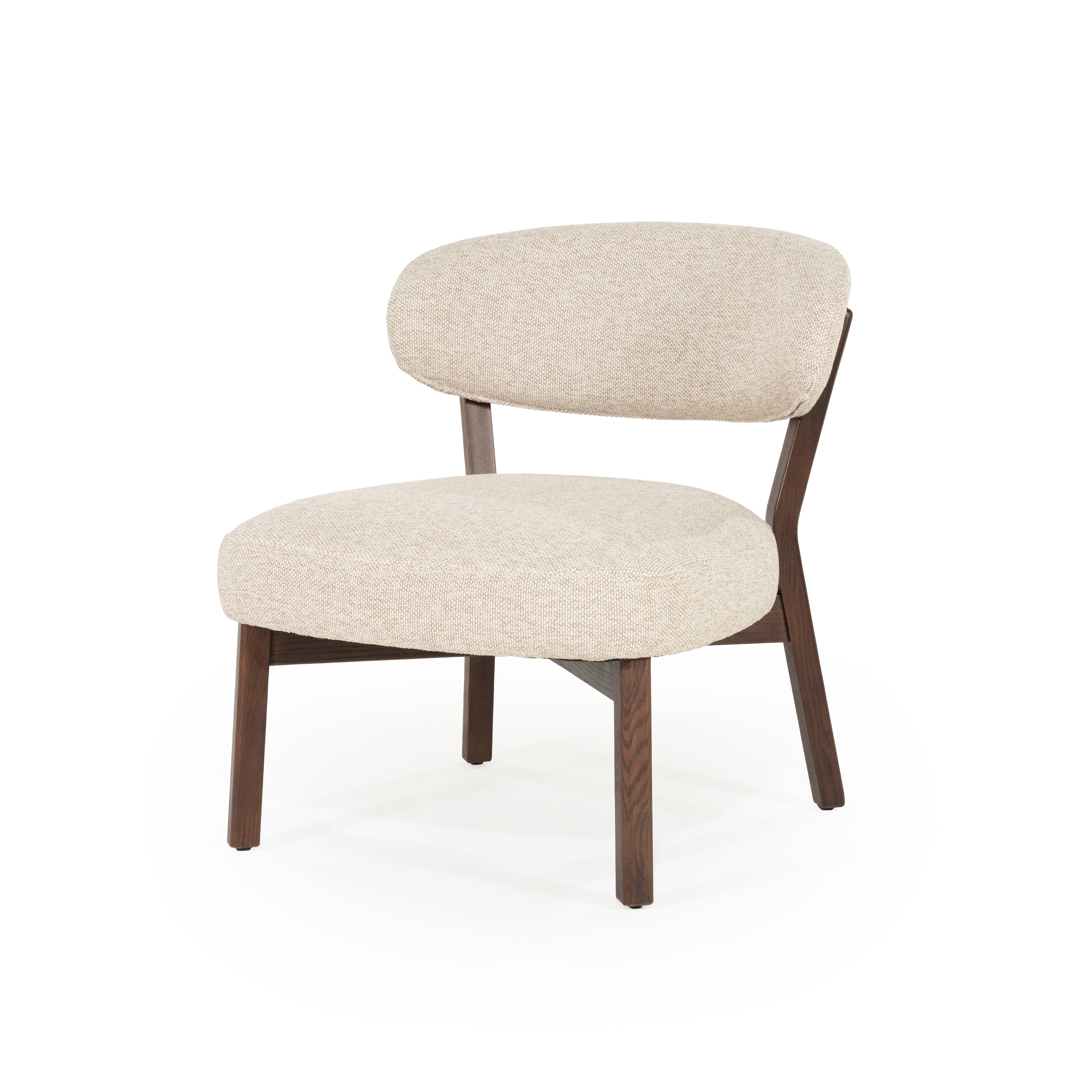 Beige MIKKY fauteuil met een donkere houten basis