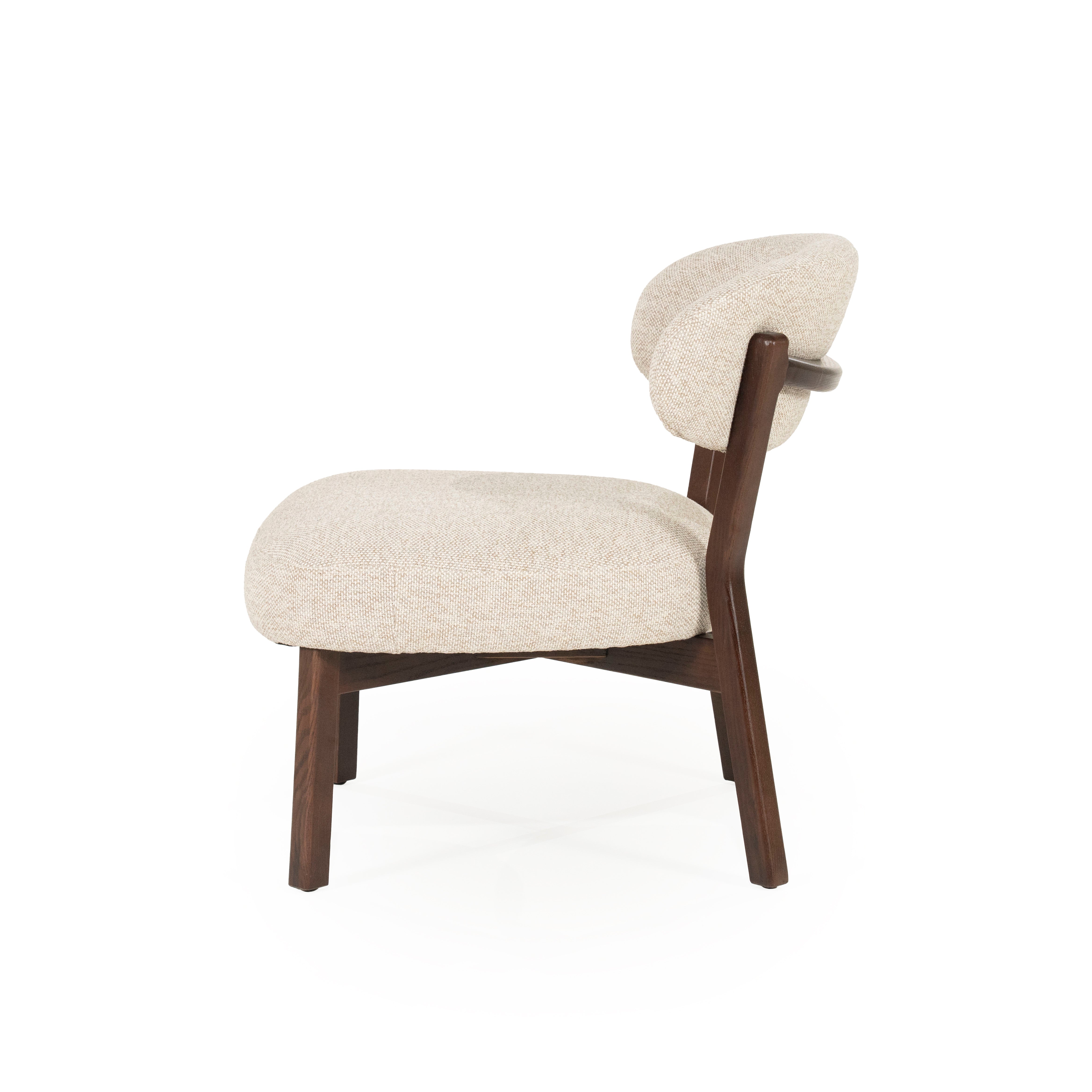 Beige MIKKY fauteuil met een donkere houten basis