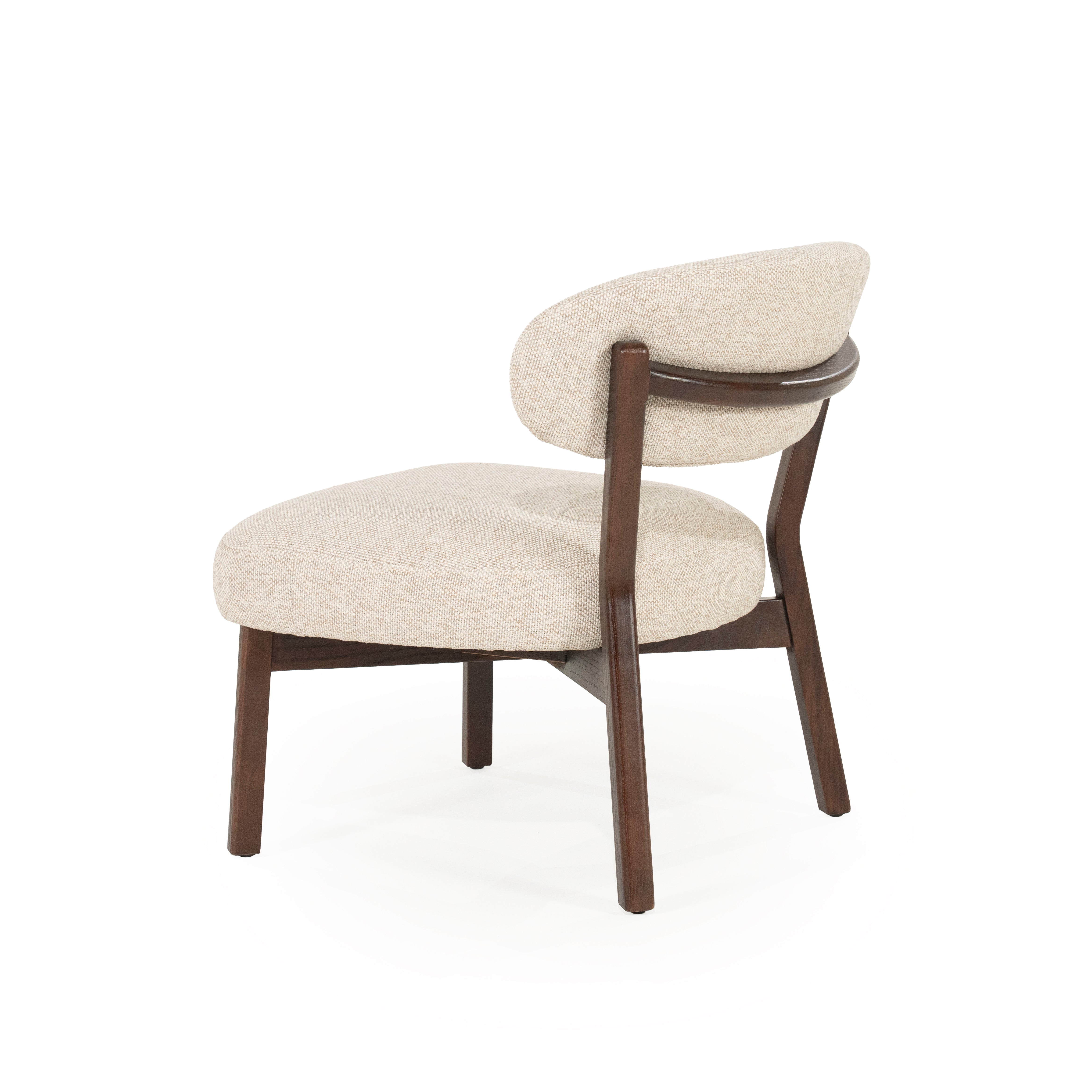 Beige MIKKY fauteuil met een donkere houten basis