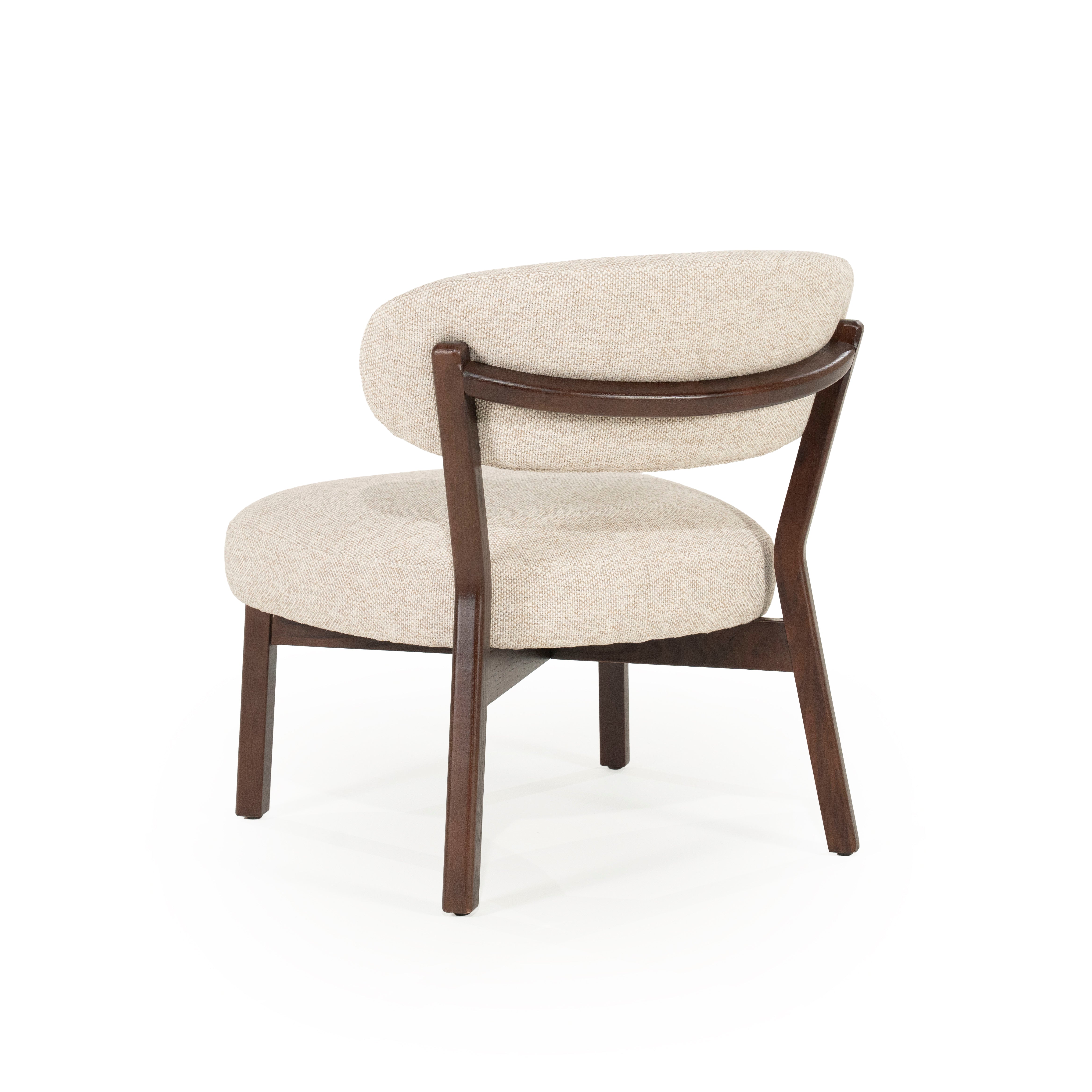 Beige MIKKY fauteuil met een donkere houten basis