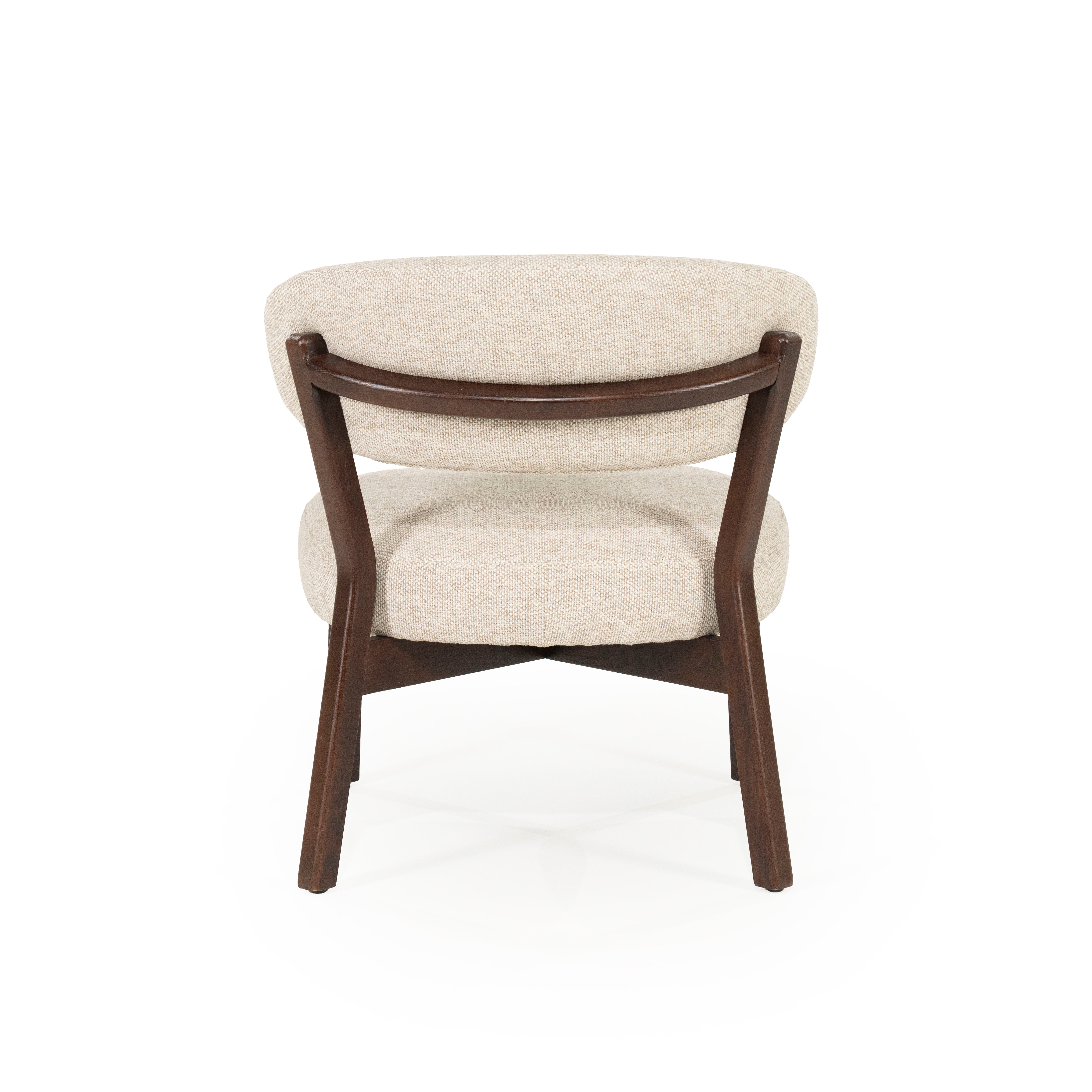 Beige MIKKY fauteuil met een donkere houten basis