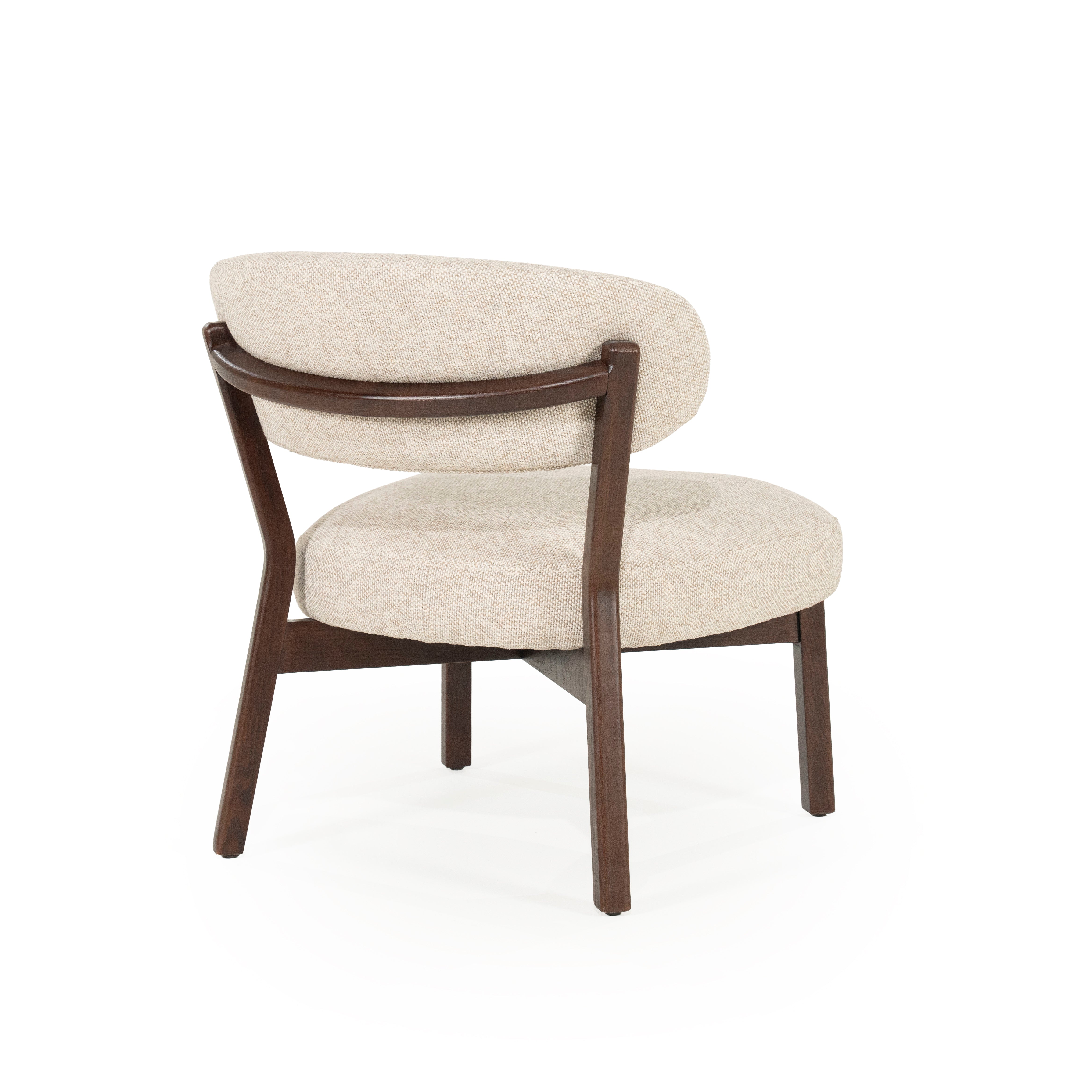 Beige MIKKY fauteuil met een donkere houten basis