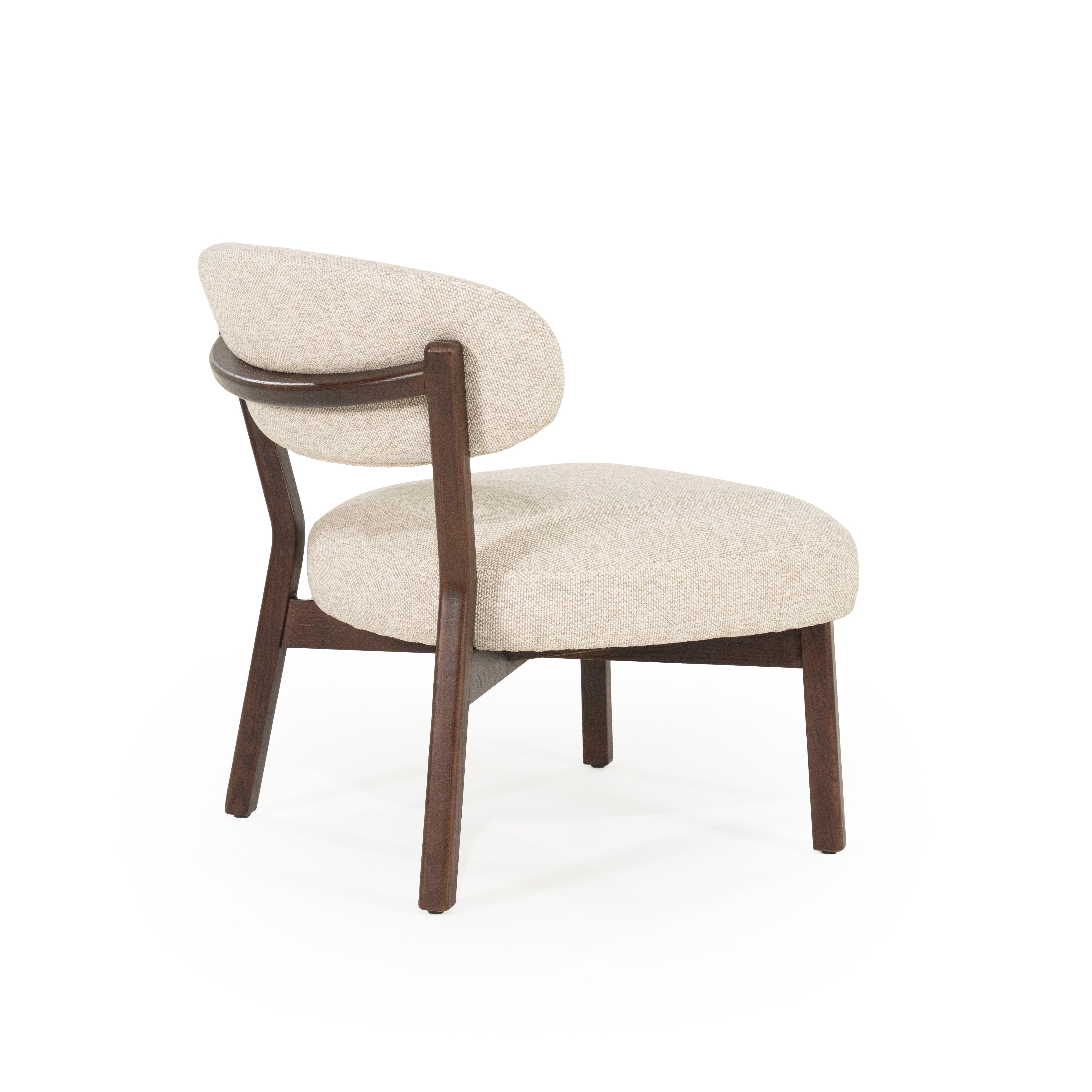Beige MIKKY fauteuil met een donkere houten basis