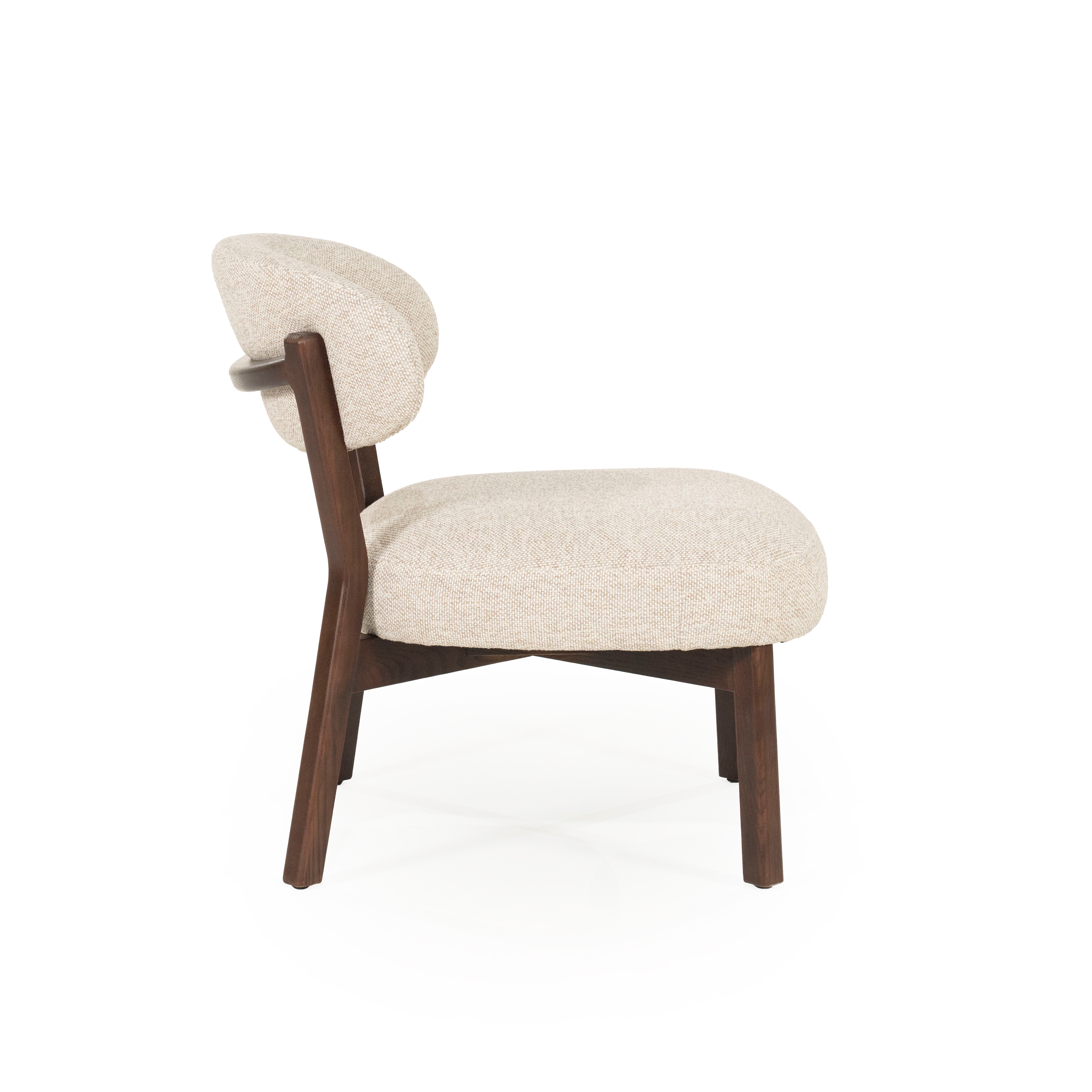 Beige MIKKY fauteuil met een donkere houten basis