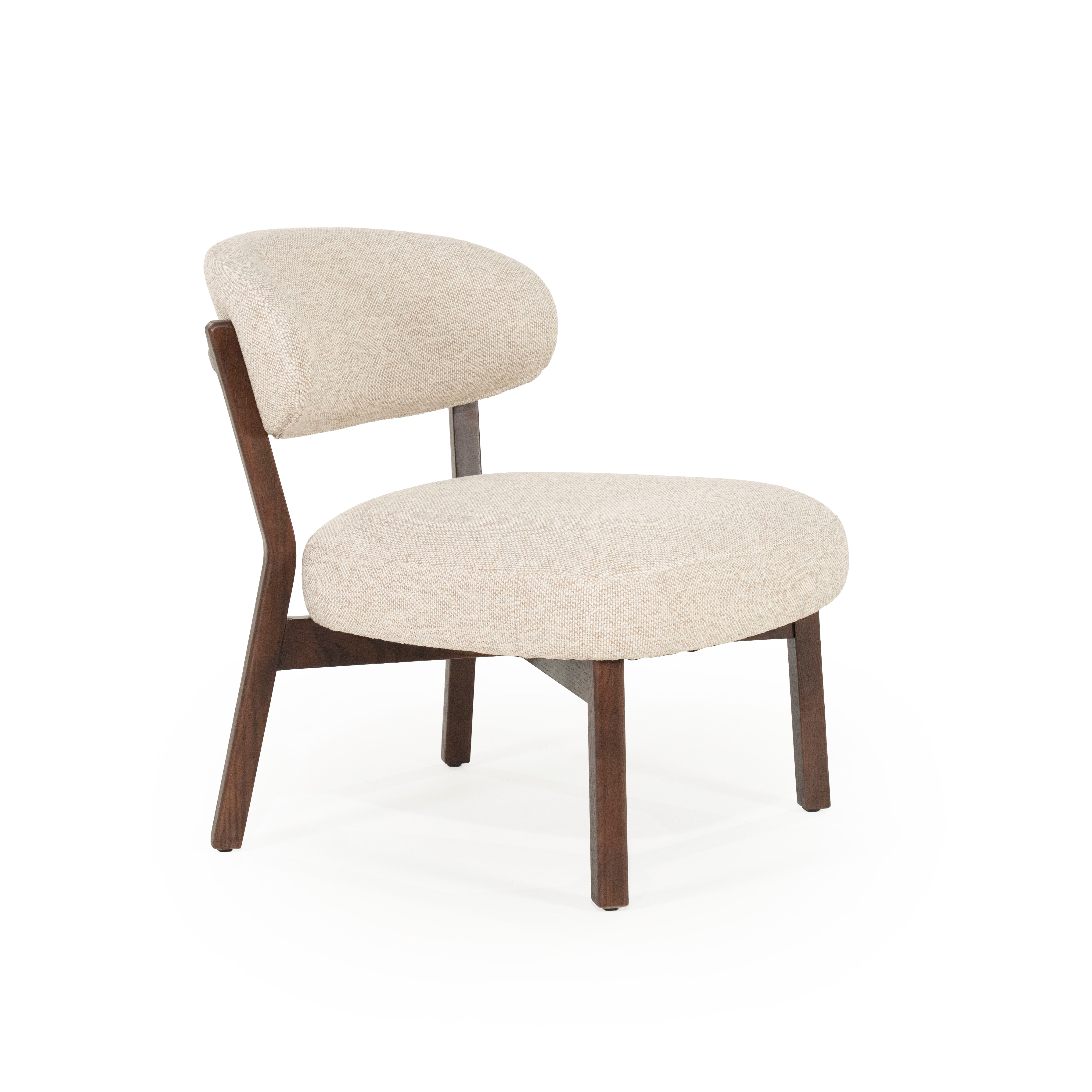 Beige MIKKY fauteuil met een donkere houten basis