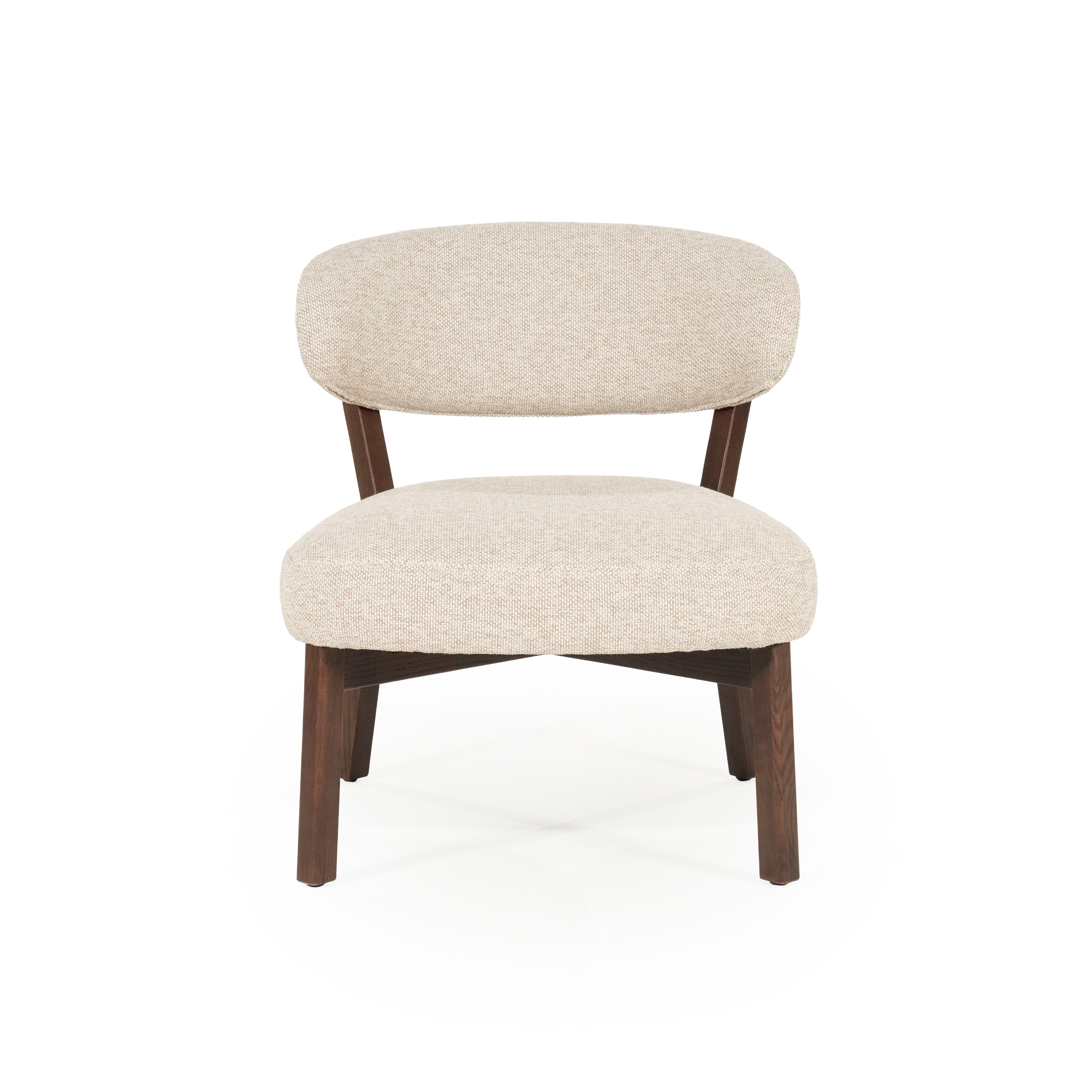 Beige MIKKY fauteuil met een donkere houten basis