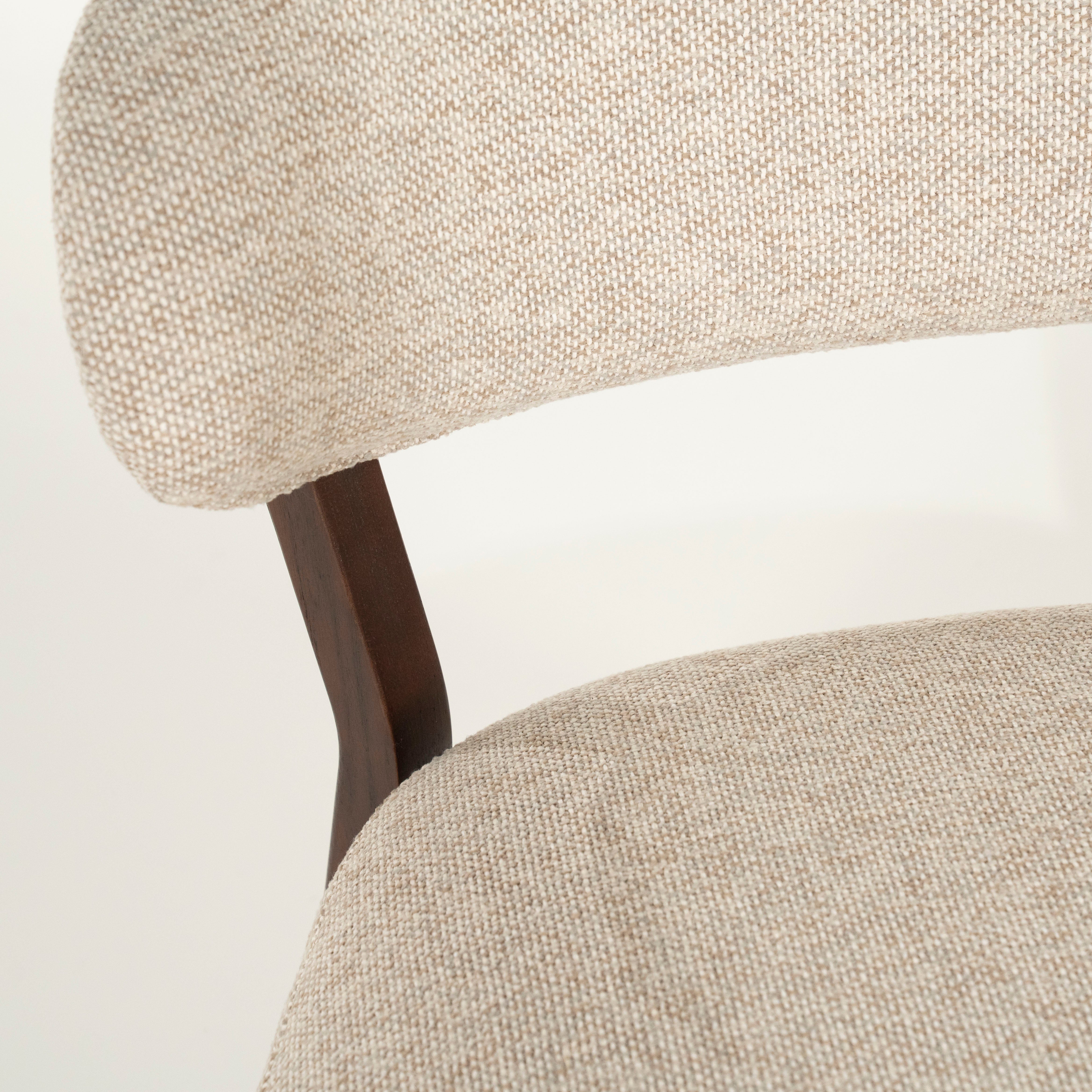 Beige MIKKY fauteuil met een donkere houten basis
