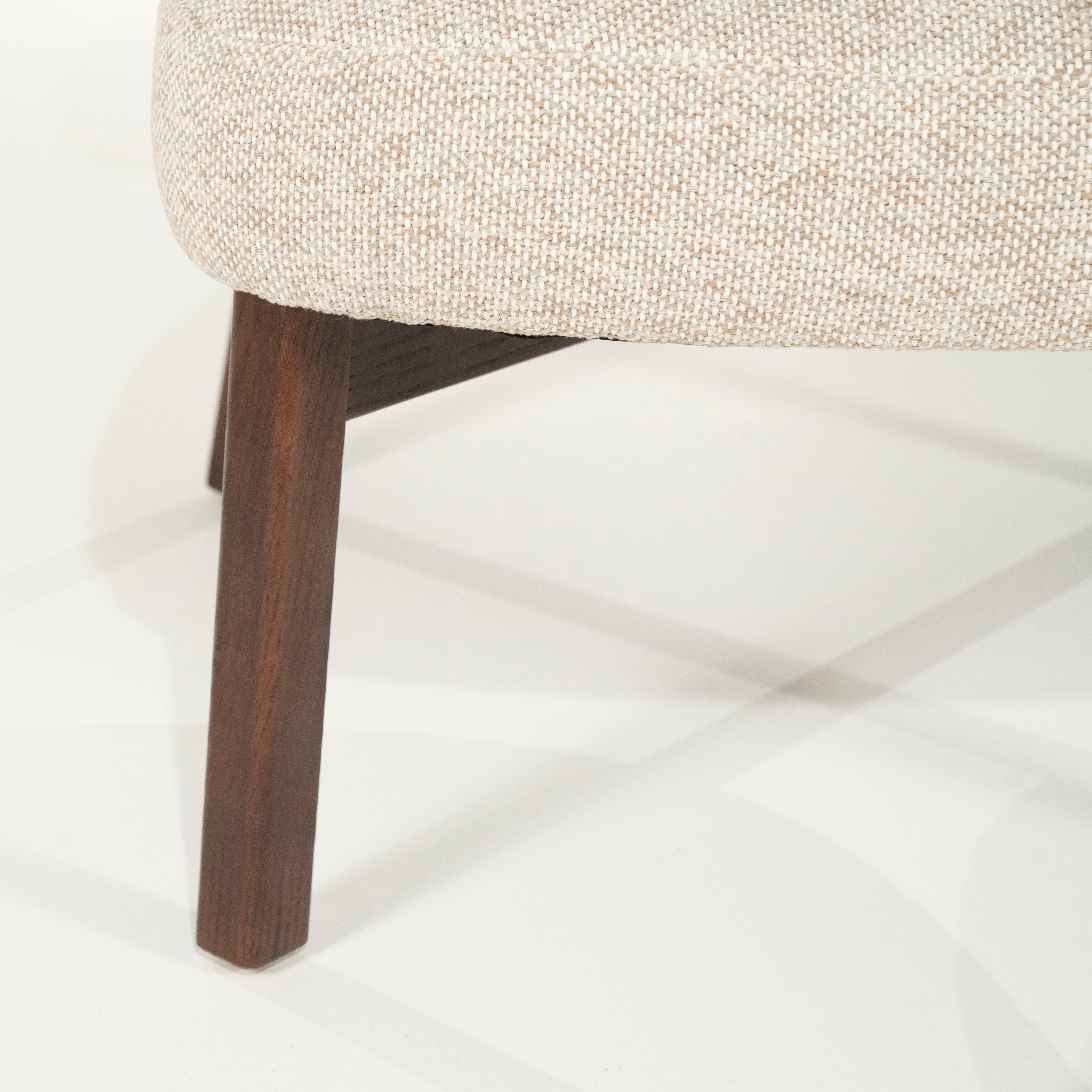 Beige MIKKY fauteuil met een donkere houten basis