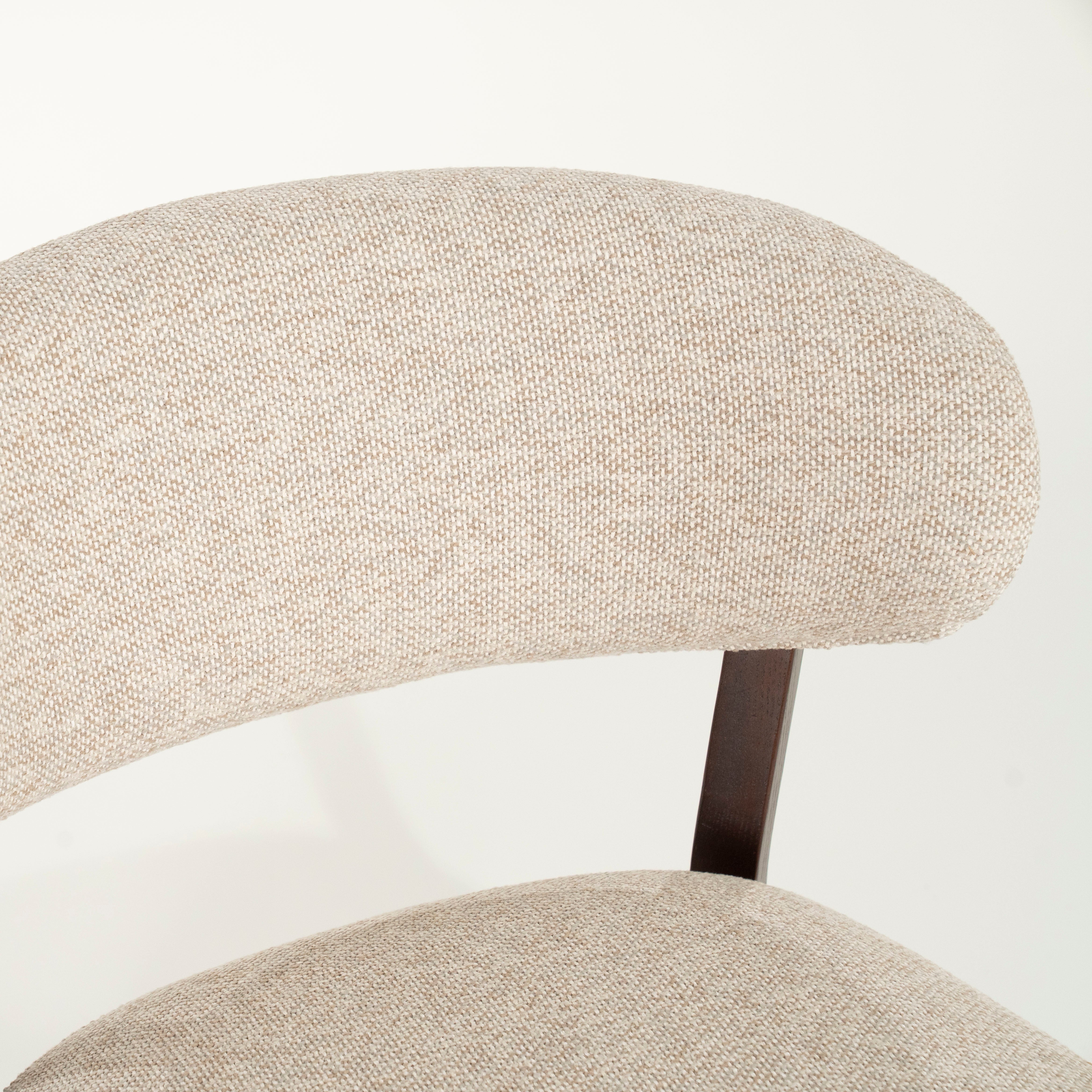 Beige MIKKY fauteuil met een donkere houten basis